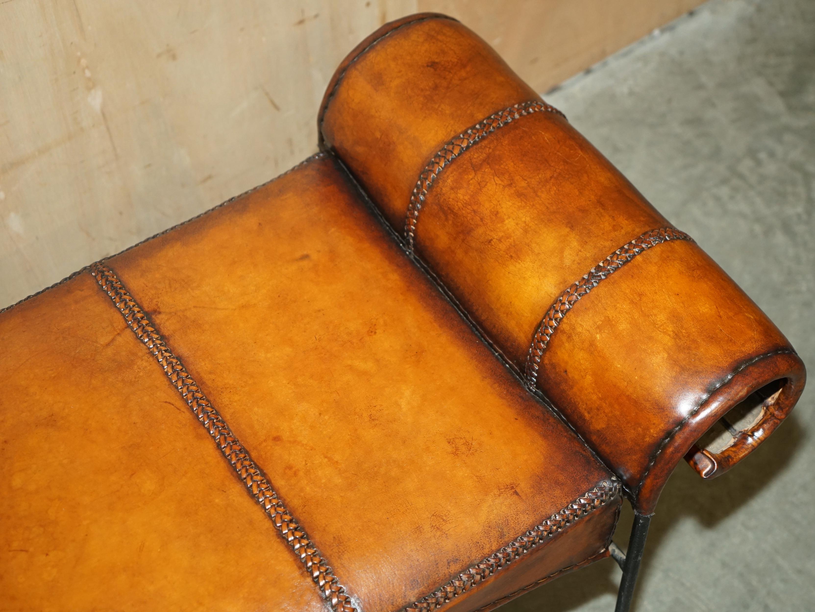 Milieu du XXe siècle STAGNIFIQUE BANC DE FENÊTRE EN CUIR MANUEL STITCHED SPANISH IRON FENÊTRE entièrement restauré en vente