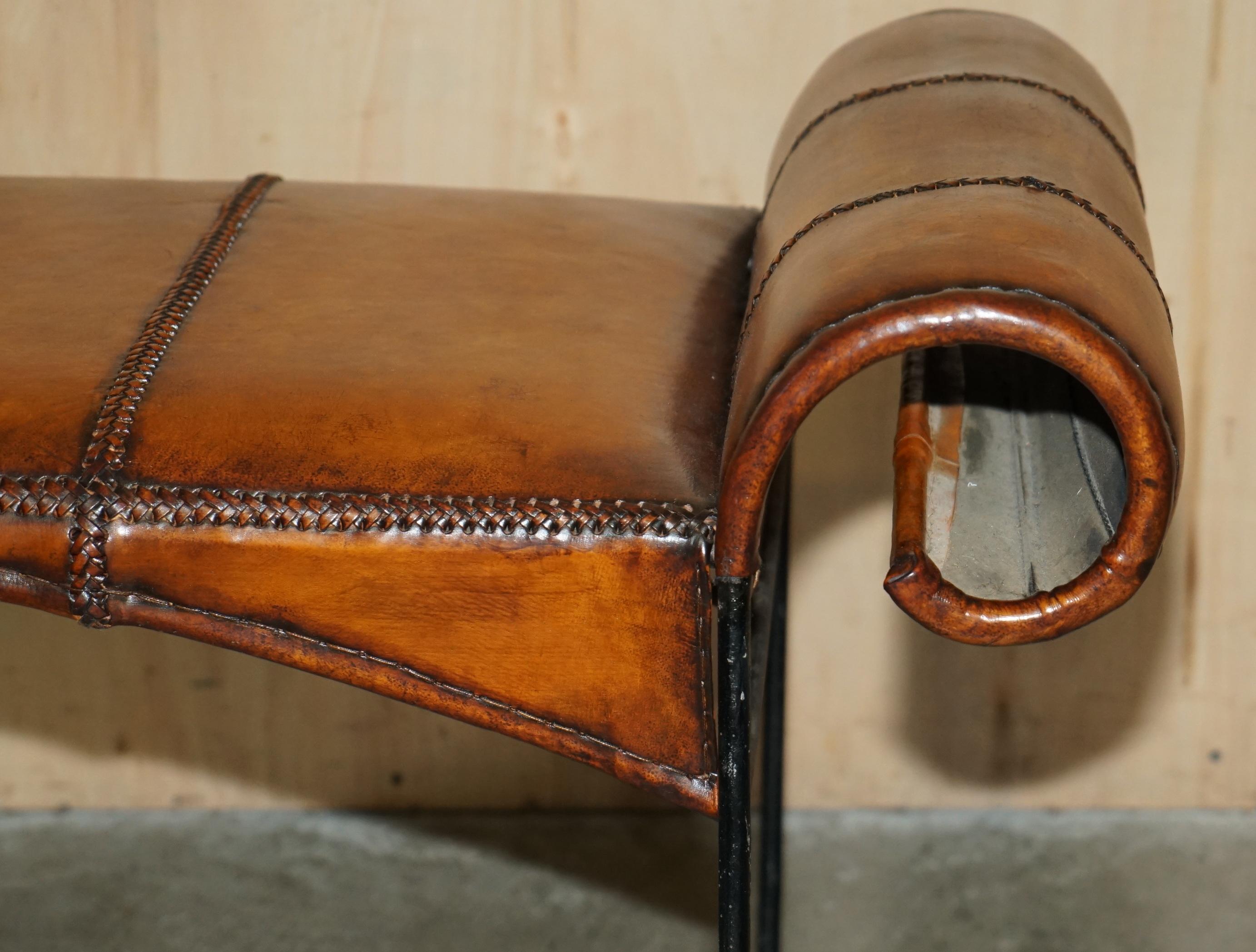 STAGNIFIQUE BANC DE FENÊTRE EN CUIR MANUEL STITCHED SPANISH IRON FENÊTRE entièrement restauré en vente 1