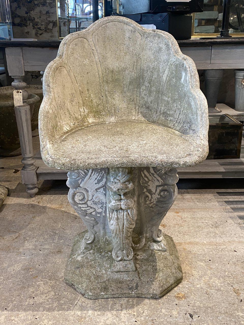 Absolut außergewöhnlich, und charmant Mitte des Jahrhunderts Französisch Gartenstuhl / skulpturale Figur. Aus Zement gegossen und mit einer Sitzfläche versehen, in der schönen Form einer Muschel, die auf einem Sockel mit 3 Sphinxen ruht. Der