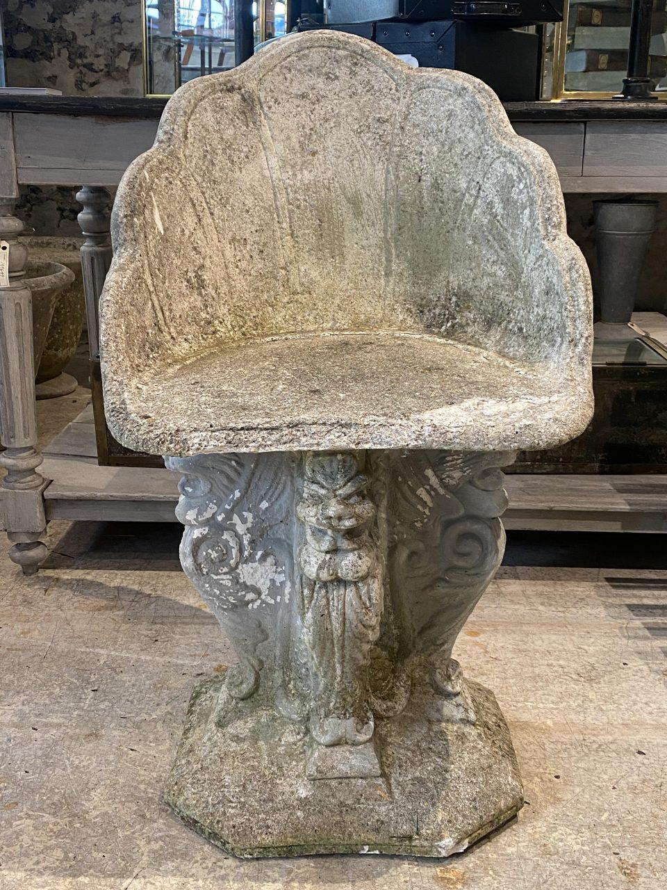 Absolut außergewöhnlich, und charmant Mitte des Jahrhunderts Französisch Gartenstuhl / skulpturale Figur. Aus Zement gegossen und mit einer Sitzfläche versehen, in der schönen Form einer Muschel, die auf einem Sockel mit 3 Sphinxen ruht. Der