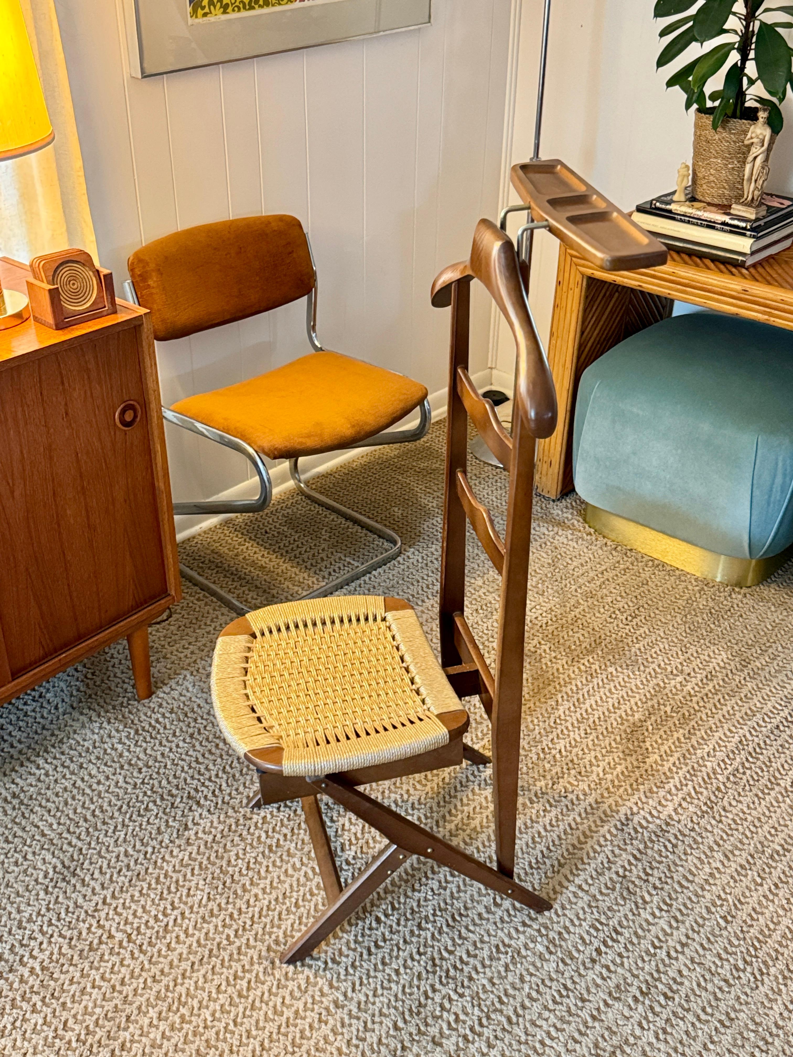 Stunning gentleman’s valet or butler chair in the style of Hans Wegner In Good Condition For Sale In Houston, TX