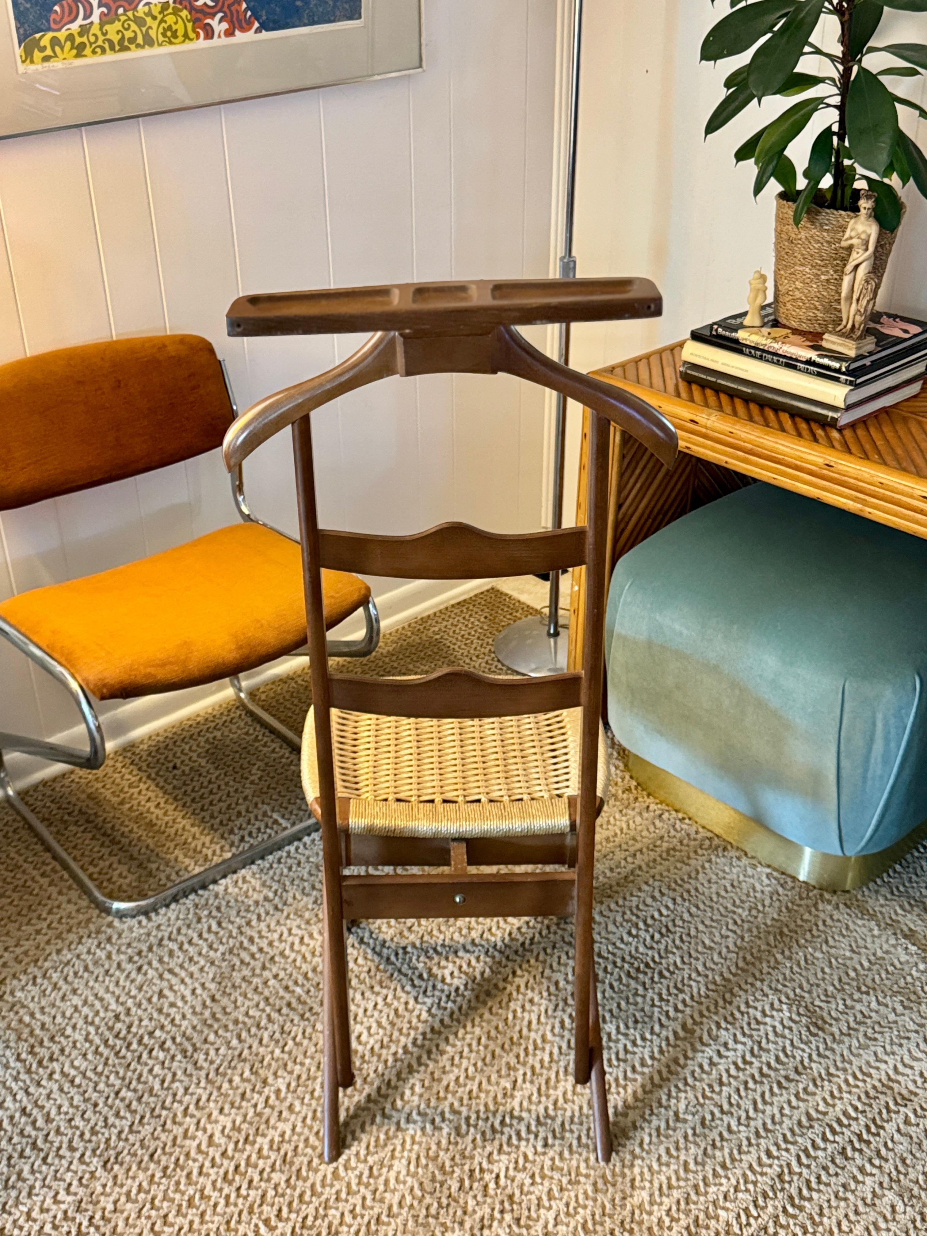 Mid-20th Century Stunning gentleman’s valet or butler chair in the style of Hans Wegner For Sale