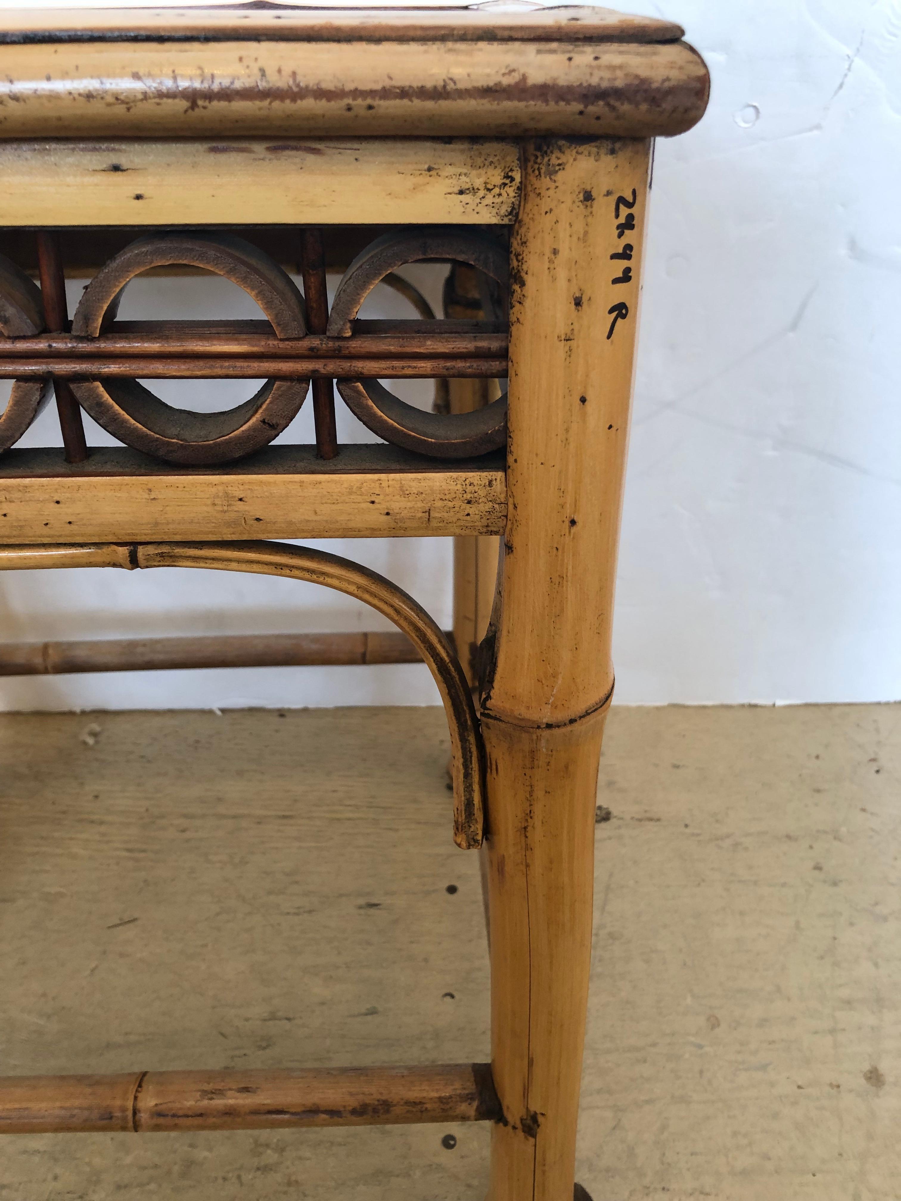 Milieu du XXe siècle Superbe table d'appoint ou table à boissons géométrique en bambou blanchi en vente
