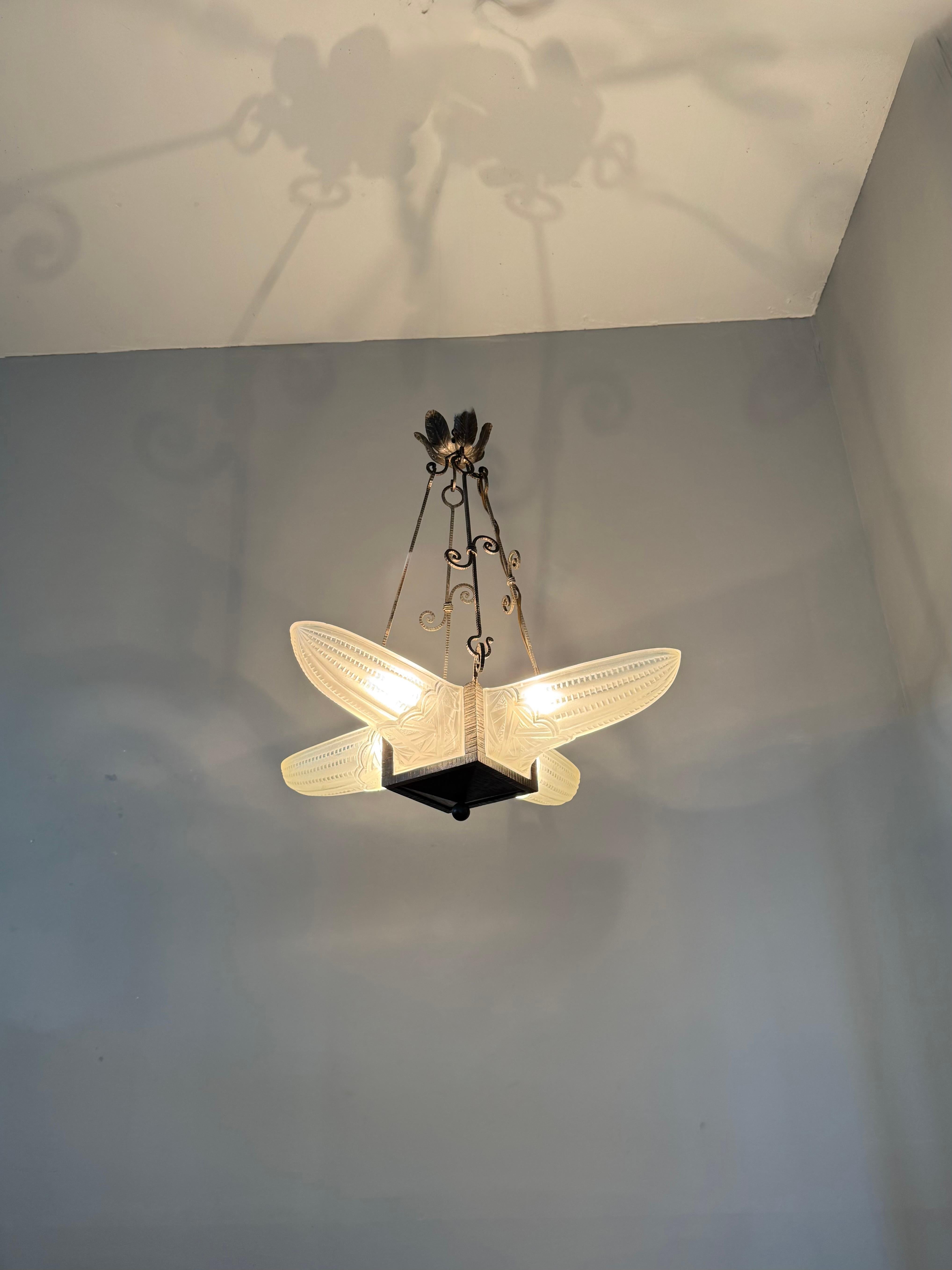 Stunning Geometrical French Art Deco Glass & Wrought iron Pendant / Chandelier In Good Condition For Sale In Lisse, NL