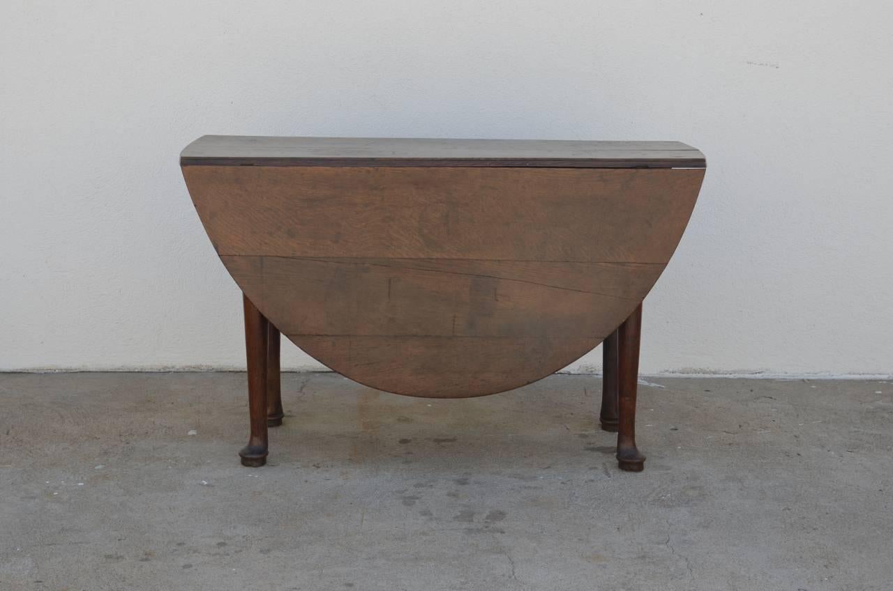 Wunderschöner georgianischer Eichenholztisch, um 1780. Ovale Platte, die von Beinen getragen wird, die zu Pantoffelfüßen auslaufen. Unglaubliche Holzpatina.

Vollständig funktionsfähig:
Geschlossen (Konsole): 16 in. tief x 46 in. breit x 28 in.