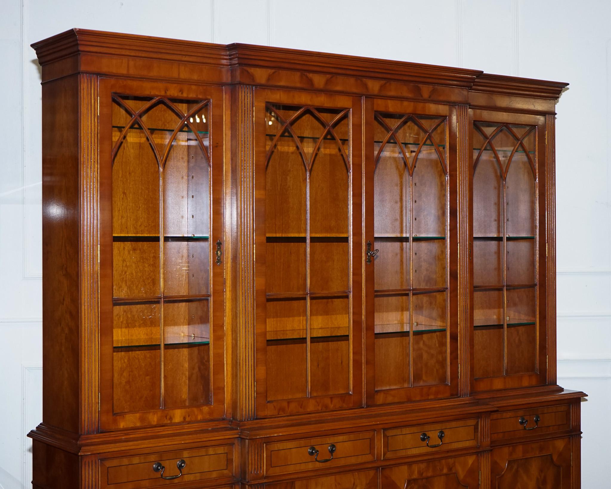 
Antiquariato di Londra


Una magnifica vetrinetta in stile georgiano realizzata in splendida radica di tasso, con ricche venature e una tonalità calda e lussuosa. Questa imponente libreria a quattro ante combina l'eleganza classica con pratiche