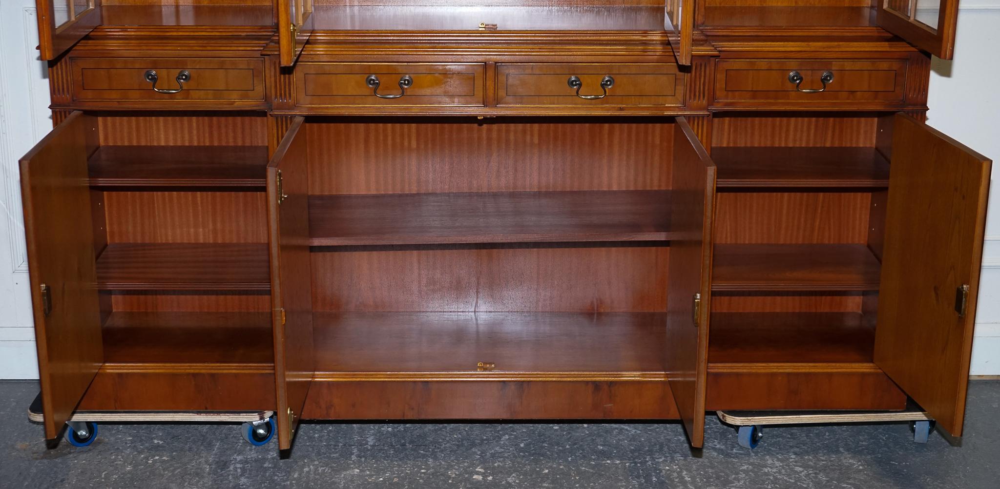 XX secolo STUPENDO LIBRERIE A SCHIERA A QUATTRO PORTE IN STILE GEORGIANO in vendita