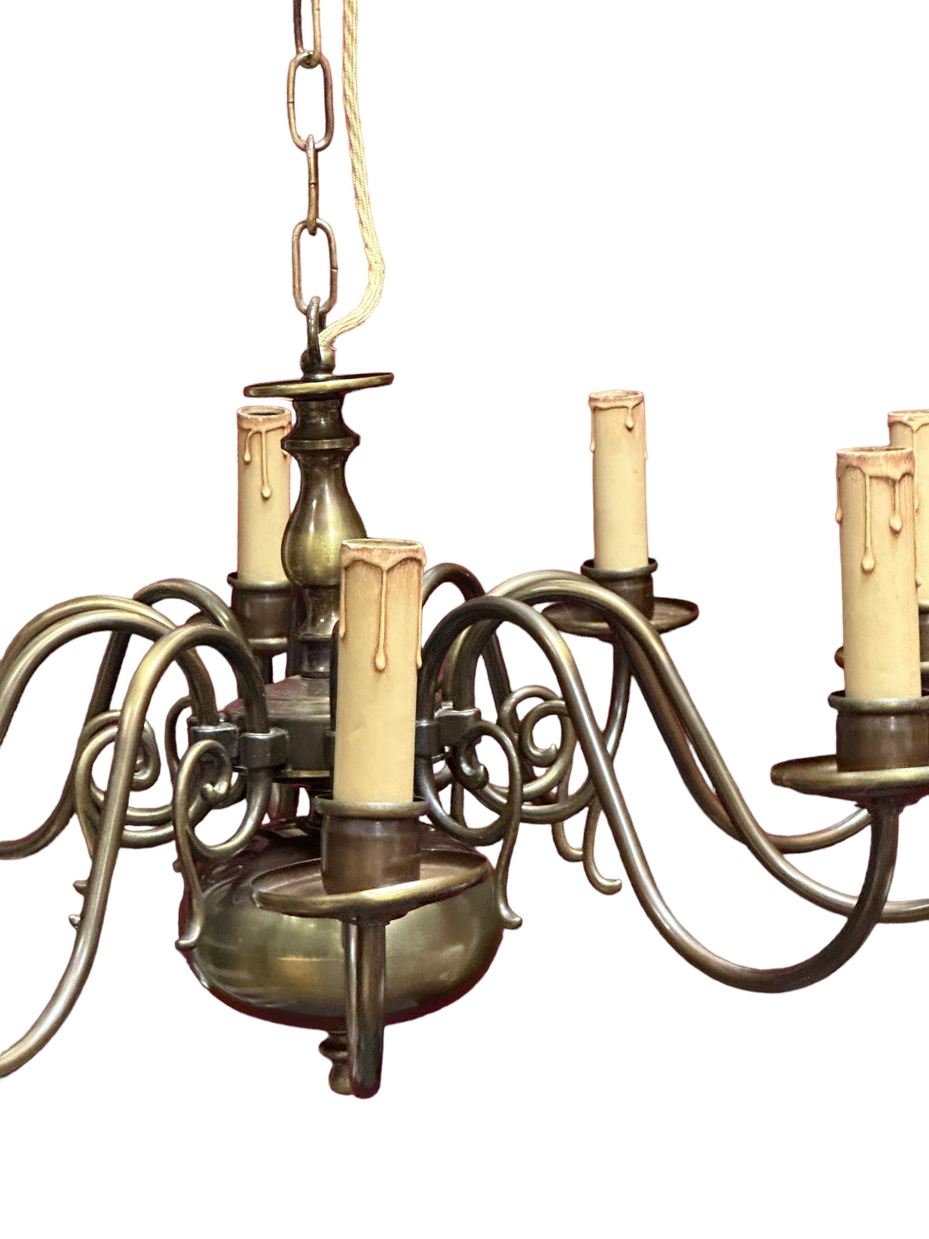 Atemberaubender georgianischer Stil Flämischer Messing-Metall-Kronleuchter mit 10 Lights, Belgien, 1930er Jahre (Mitte des 20. Jahrhunderts) im Angebot