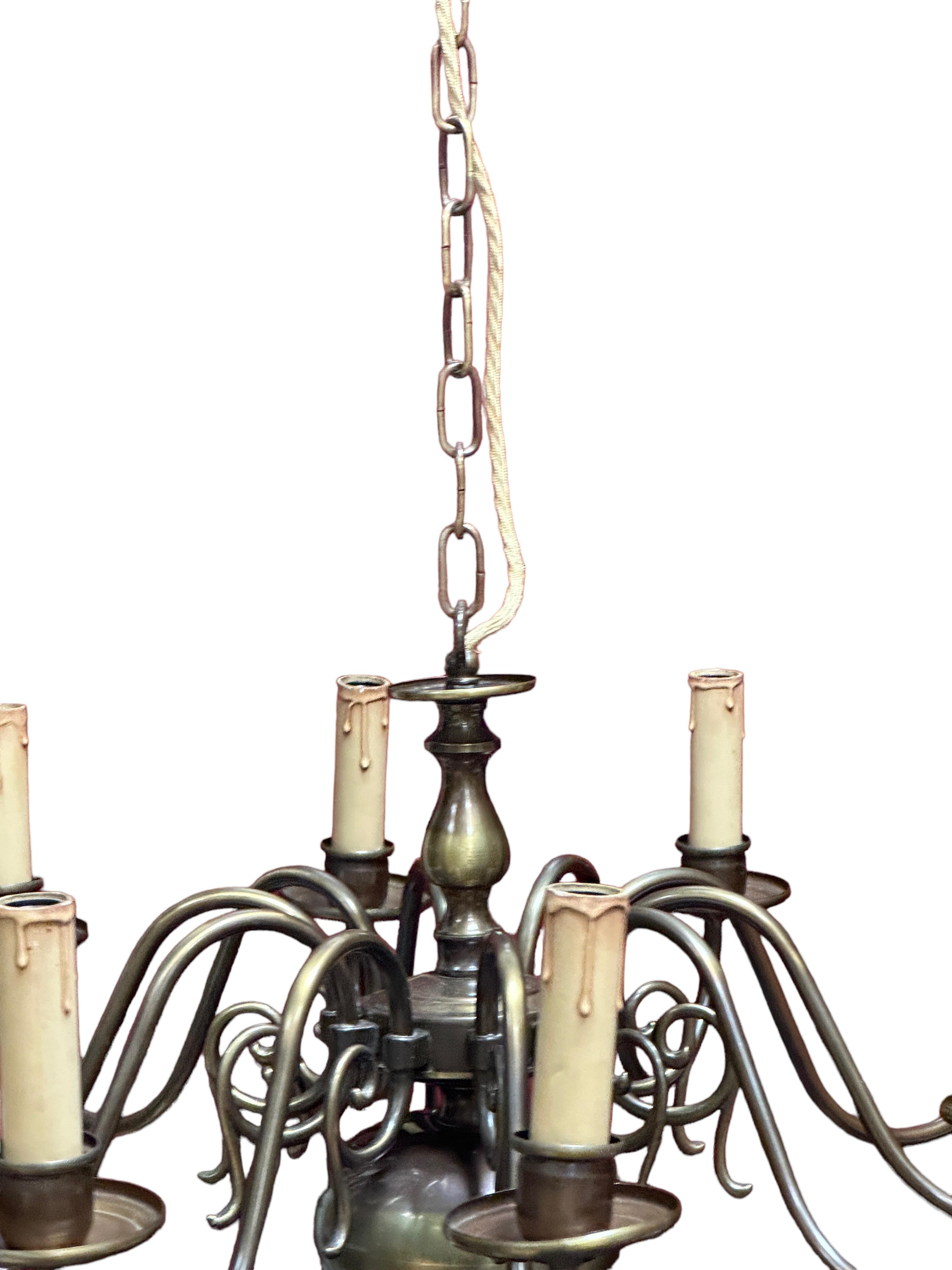 Atemberaubender georgianischer Stil Flämischer Messing-Metall-Kronleuchter mit 10 Lights, Belgien, 1930er Jahre im Angebot 2