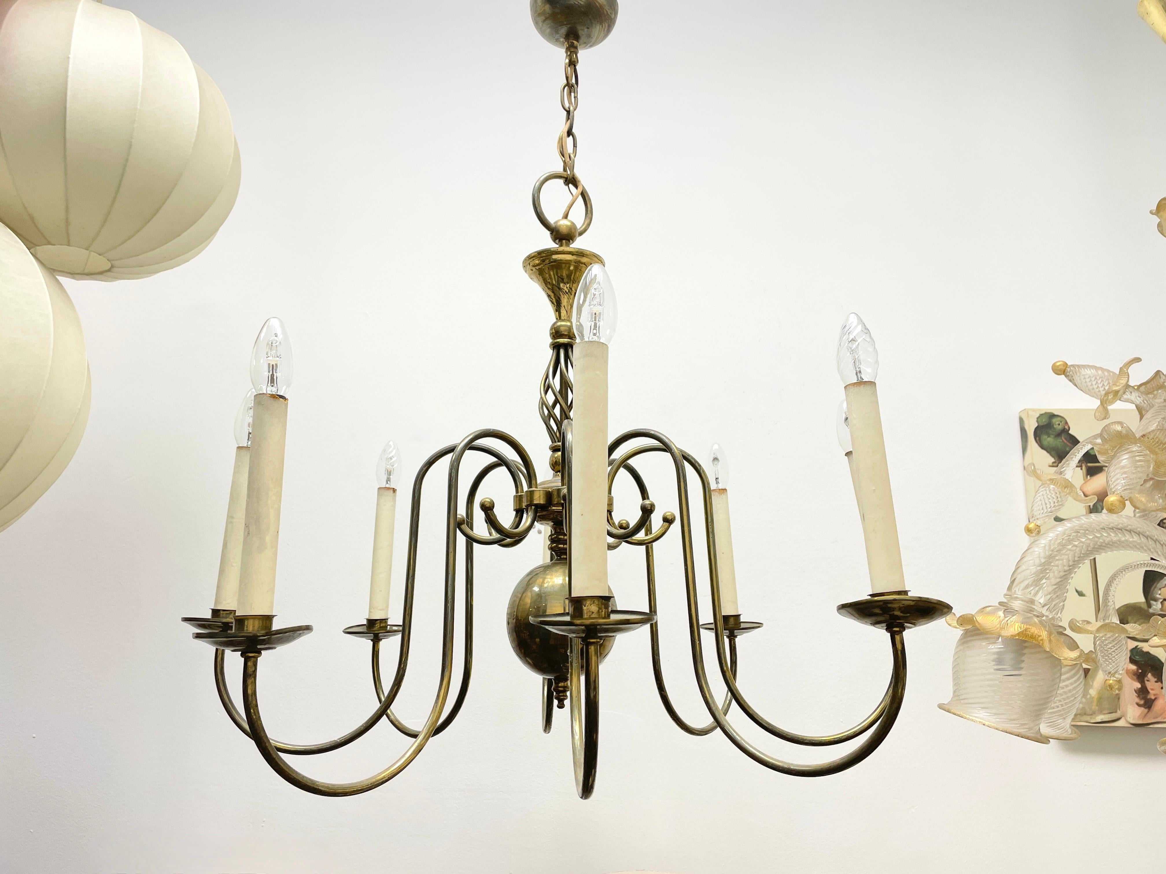 Atemberaubender georgianischer Stil Flemish Brass Metal 8 Light Chandelier, Belgien, 1930er Jahre im Zustand „Gut“ im Angebot in Nuernberg, DE