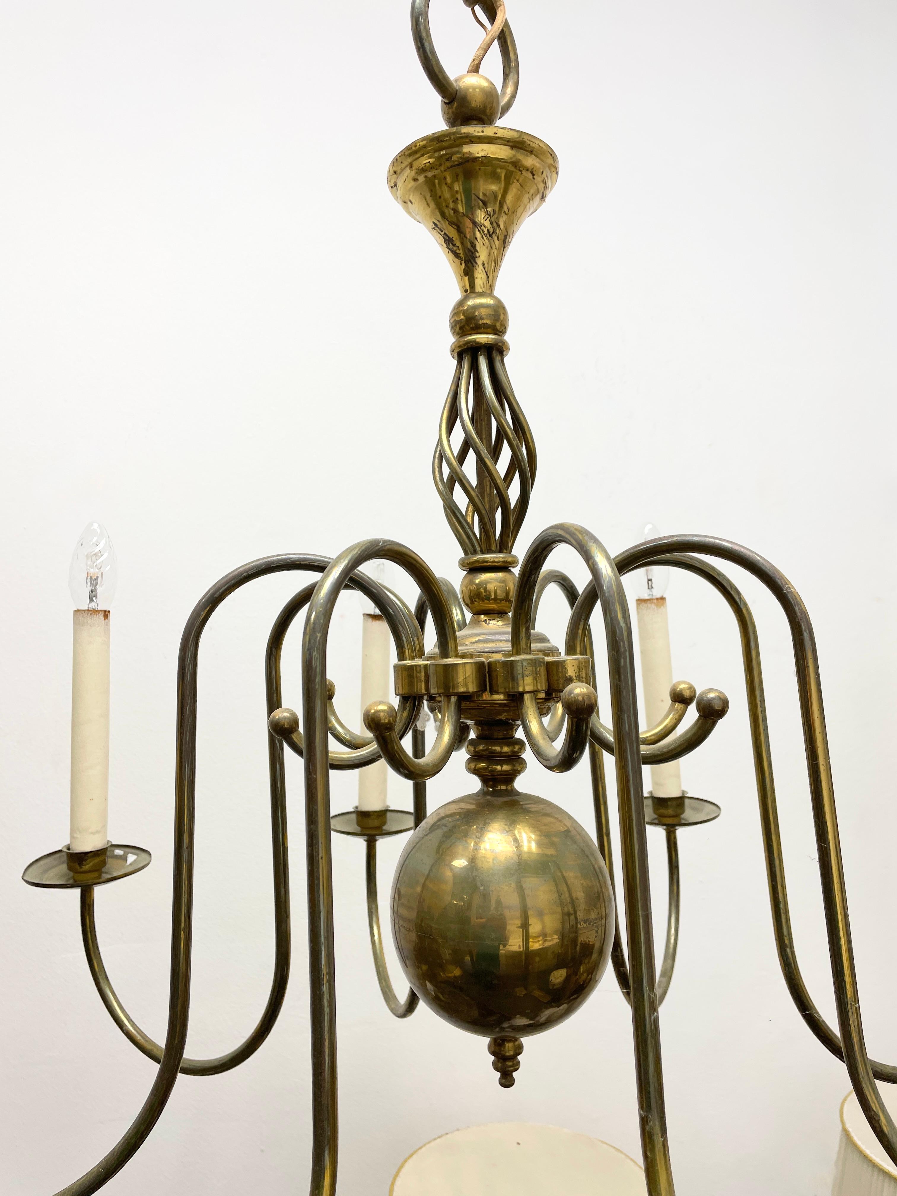 Atemberaubender georgianischer Stil Flemish Brass Metal 8 Light Chandelier, Belgien, 1930er Jahre (Mitte des 20. Jahrhunderts) im Angebot