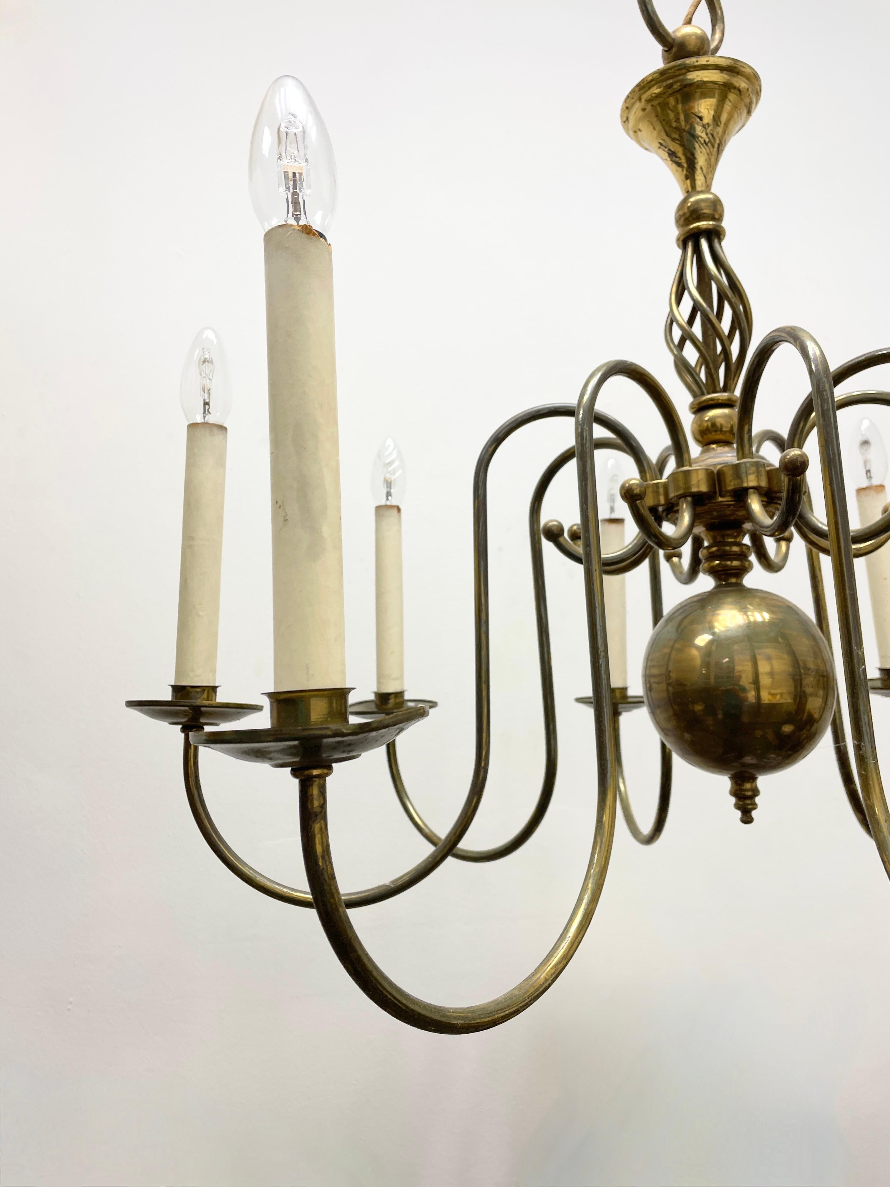 Atemberaubender georgianischer Stil Flemish Brass Metal 8 Light Chandelier, Belgien, 1930er Jahre im Angebot 1