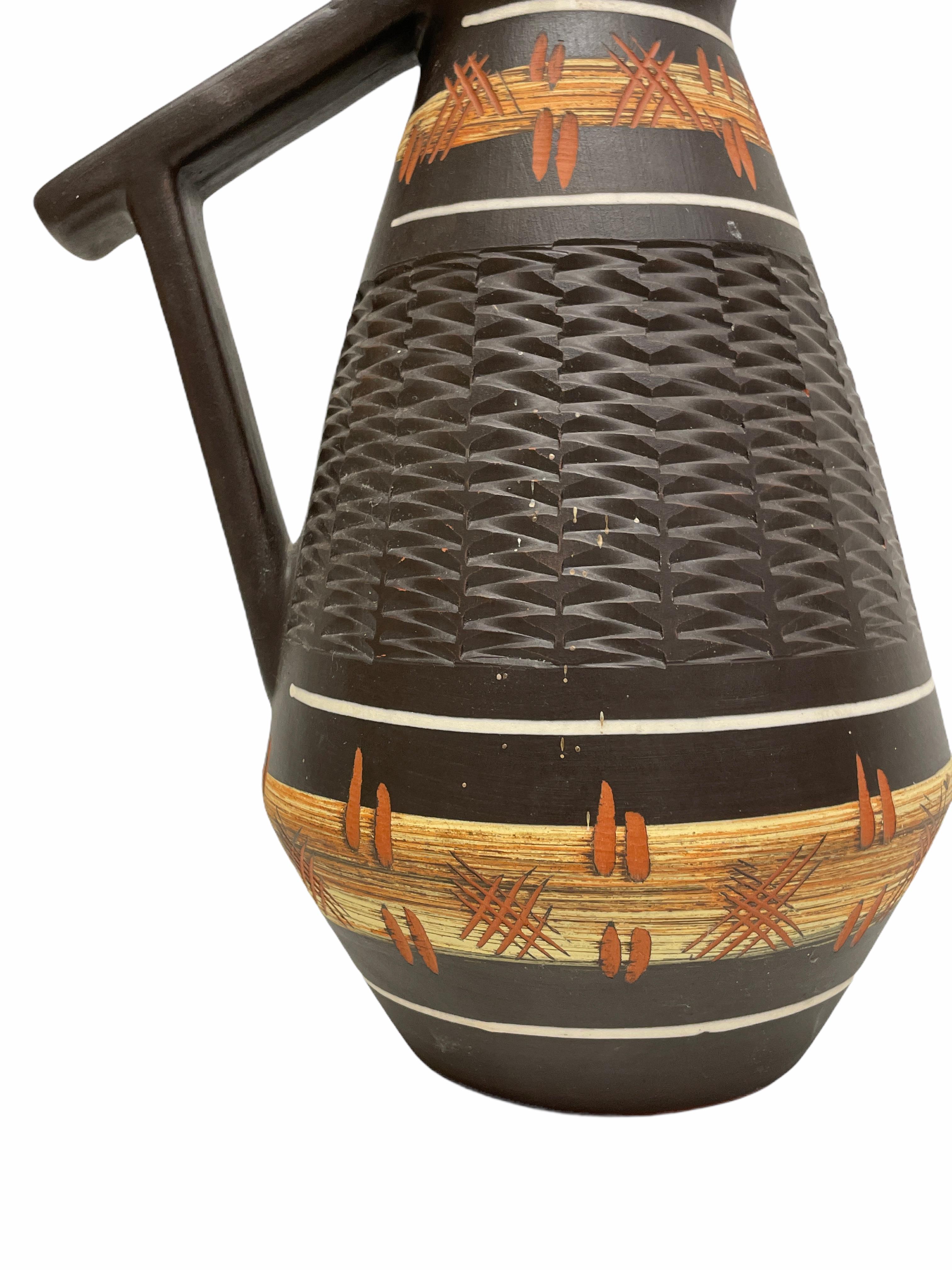 Mid-Century Modern Superbe vase en céramique de la série allemande Chino, en forme de cruche, datant du milieu du siècle dernier. en vente