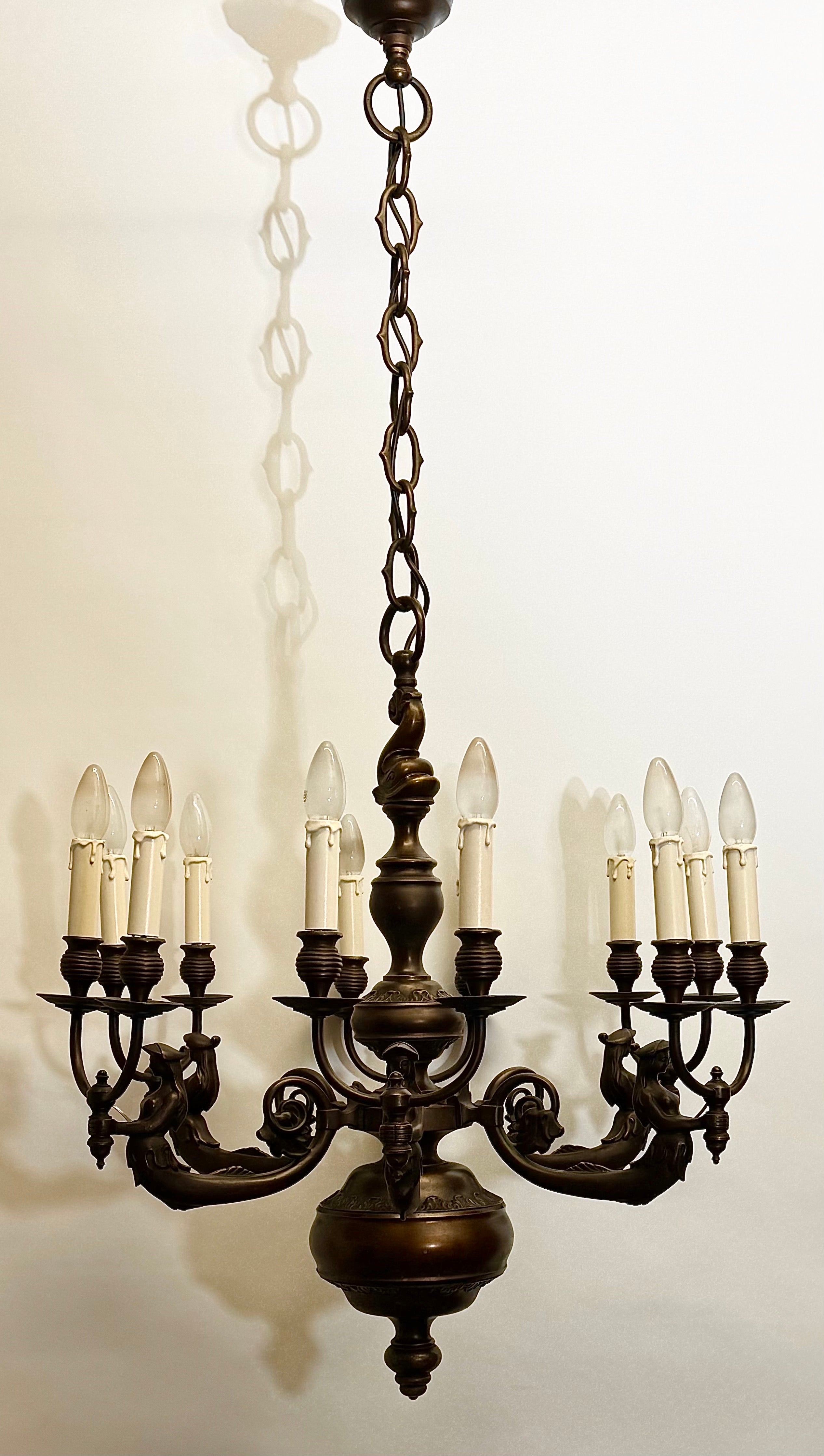 Grande lampadario tedesco a 12 luci con sirene in bronzo scuro, anni '20 circa.
Questa bellissima e sorprendente lampada è realizzata in bronzo massiccio con motivo di sirene e pesci che reggono le torce.
Presa di corrente: 12 x e14 o per lampadine
