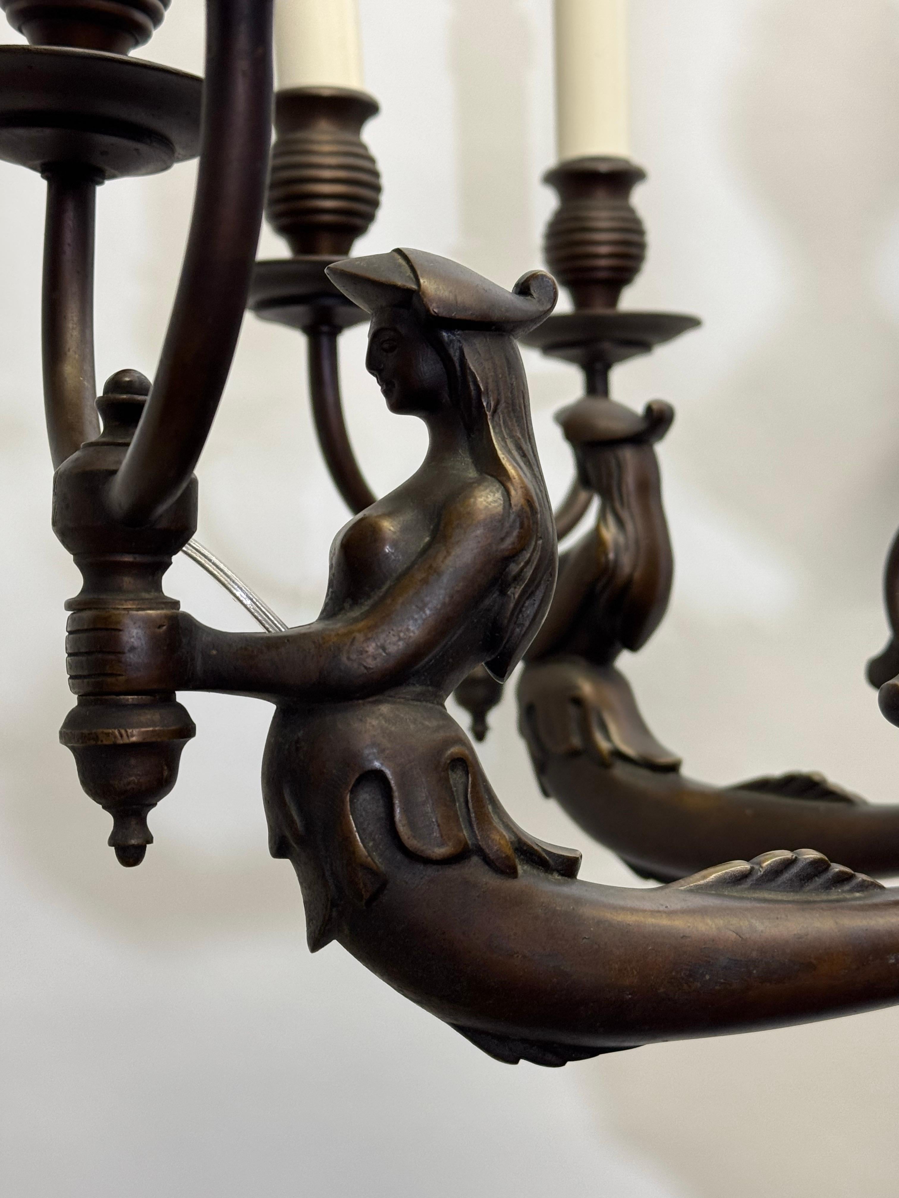 Inizio XX secolo Stupendo lampadario tedesco in bronzo massiccio a forma di sirene con motivo di pesce, anni '20 in vendita