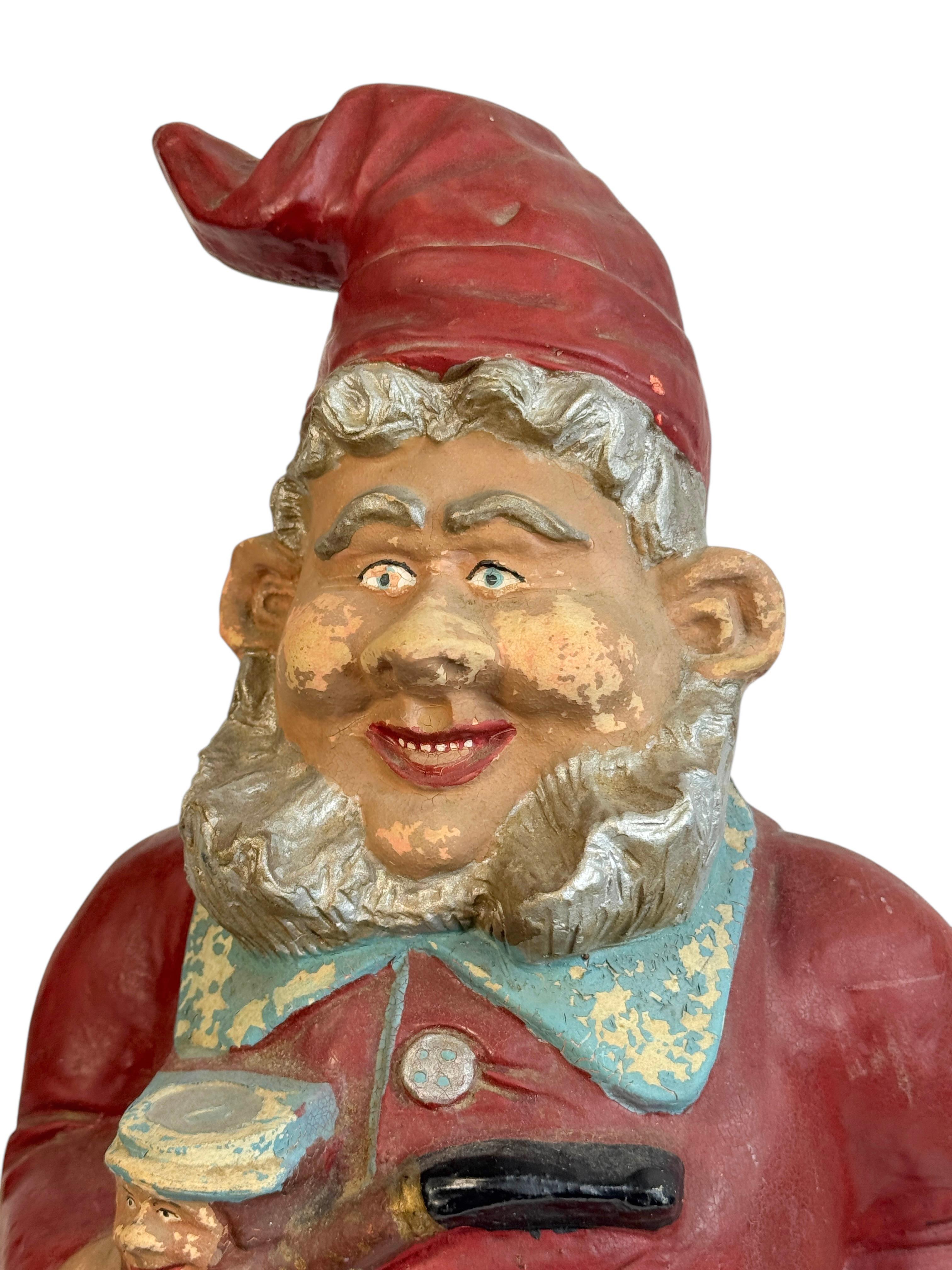 Una splendida statua figurata di gnomo in ceramica. Questa statua è stata realizzata da un'azienda sconosciuta in Germania, negli anni '10 o più vecchi. Articolo assolutamente splendido, con un sacco di carattere e ancora in buone condizioni d'uso,