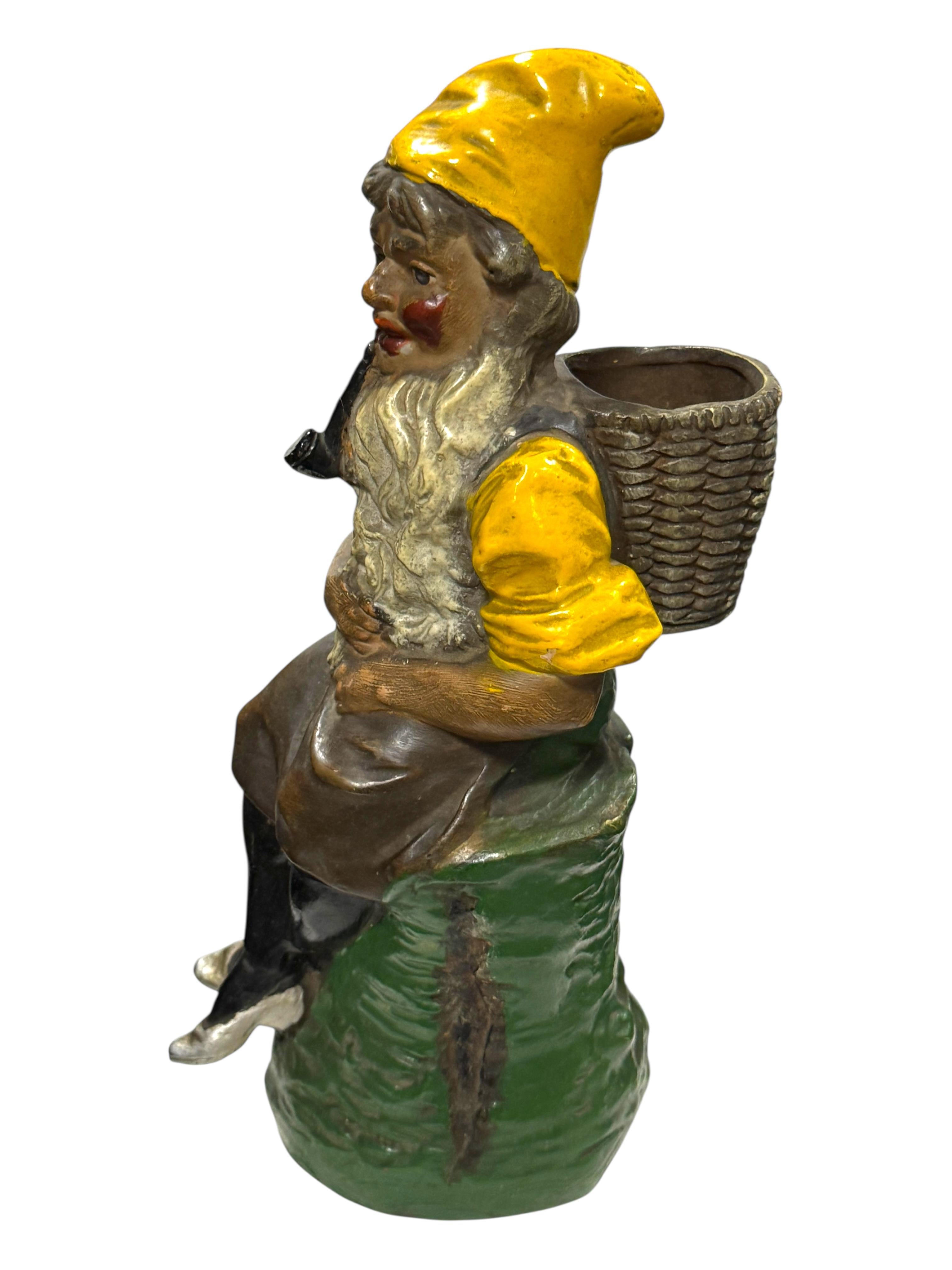 Una splendida statua figurata di gnomo in ceramica. Questa statua è stata realizzata da un'azienda sconosciuta in Germania, negli anni '10 o più vecchi. Articolo assolutamente splendido, con un sacco di carattere e ancora in buone condizioni d'uso,