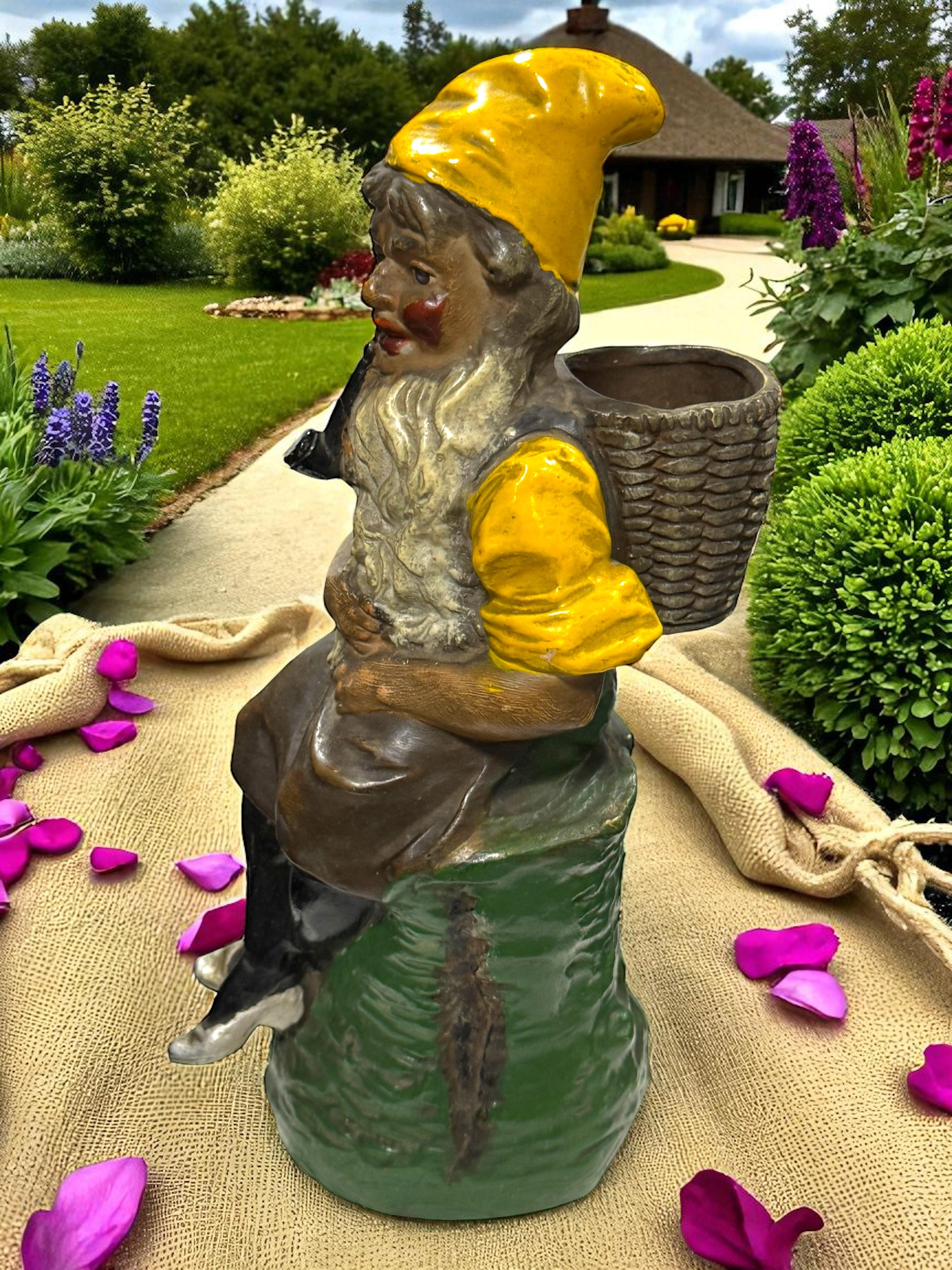 Ceramica Stupefacente statua di gnomo da giardino tedesco, antica Germania anni '10 del Novecento in vendita