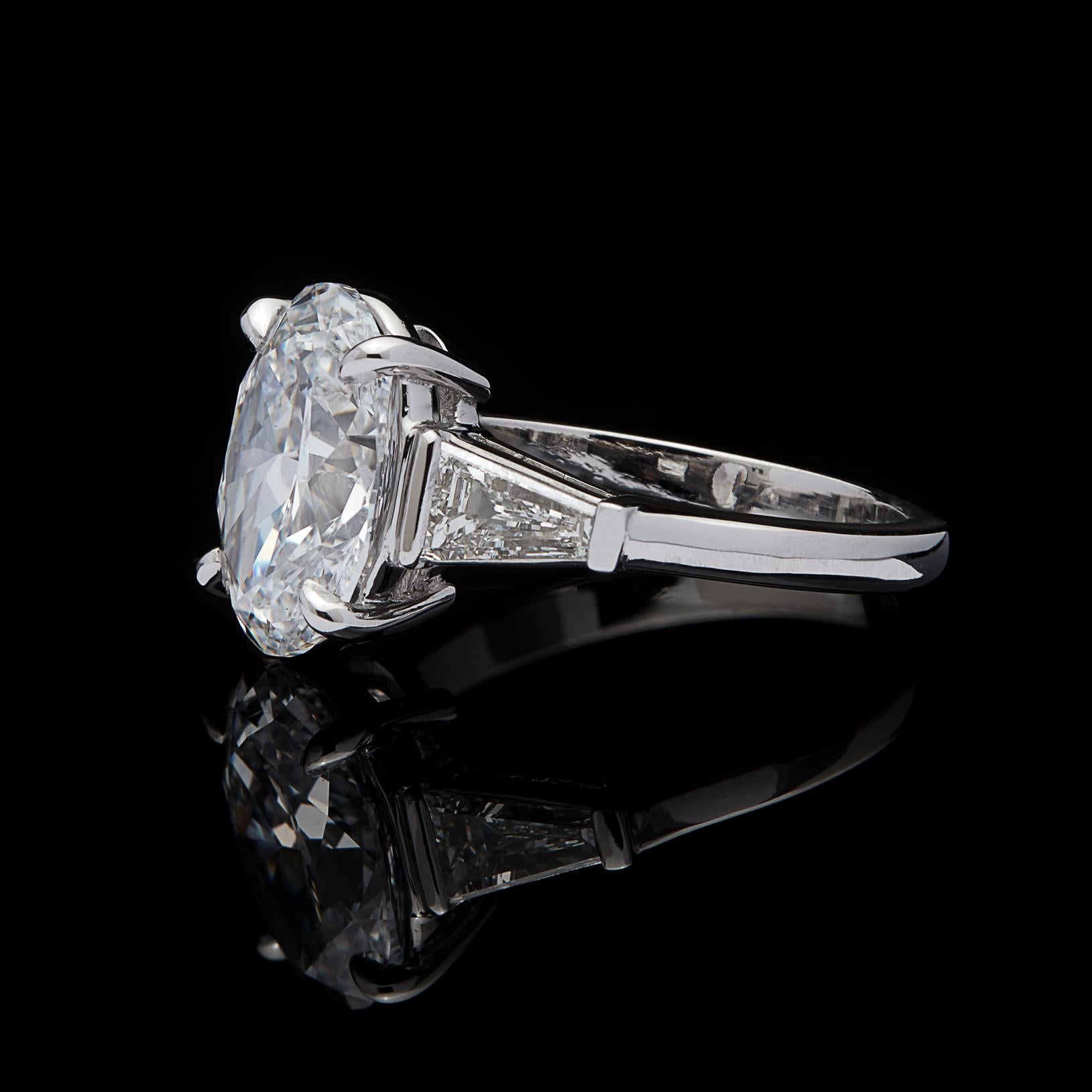 Stunning GIA 3.45 Carat E/VS2 Oval Diamond Ring In Excellent Condition In San Francisco, CA