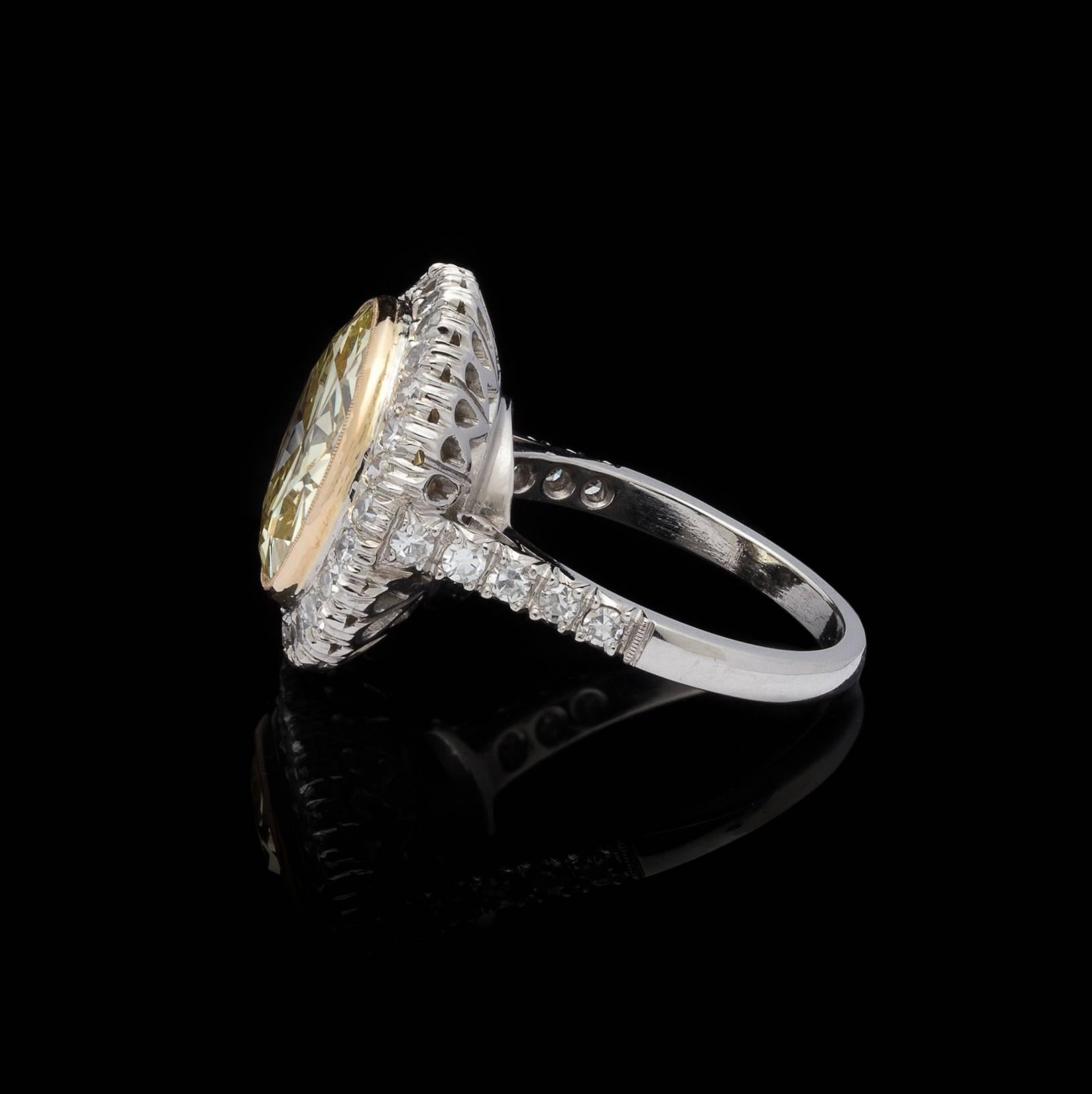 Stunning GIA 6.18 Carat Fancy Light Yellow Diamond Ring In Excellent Condition In San Francisco, CA