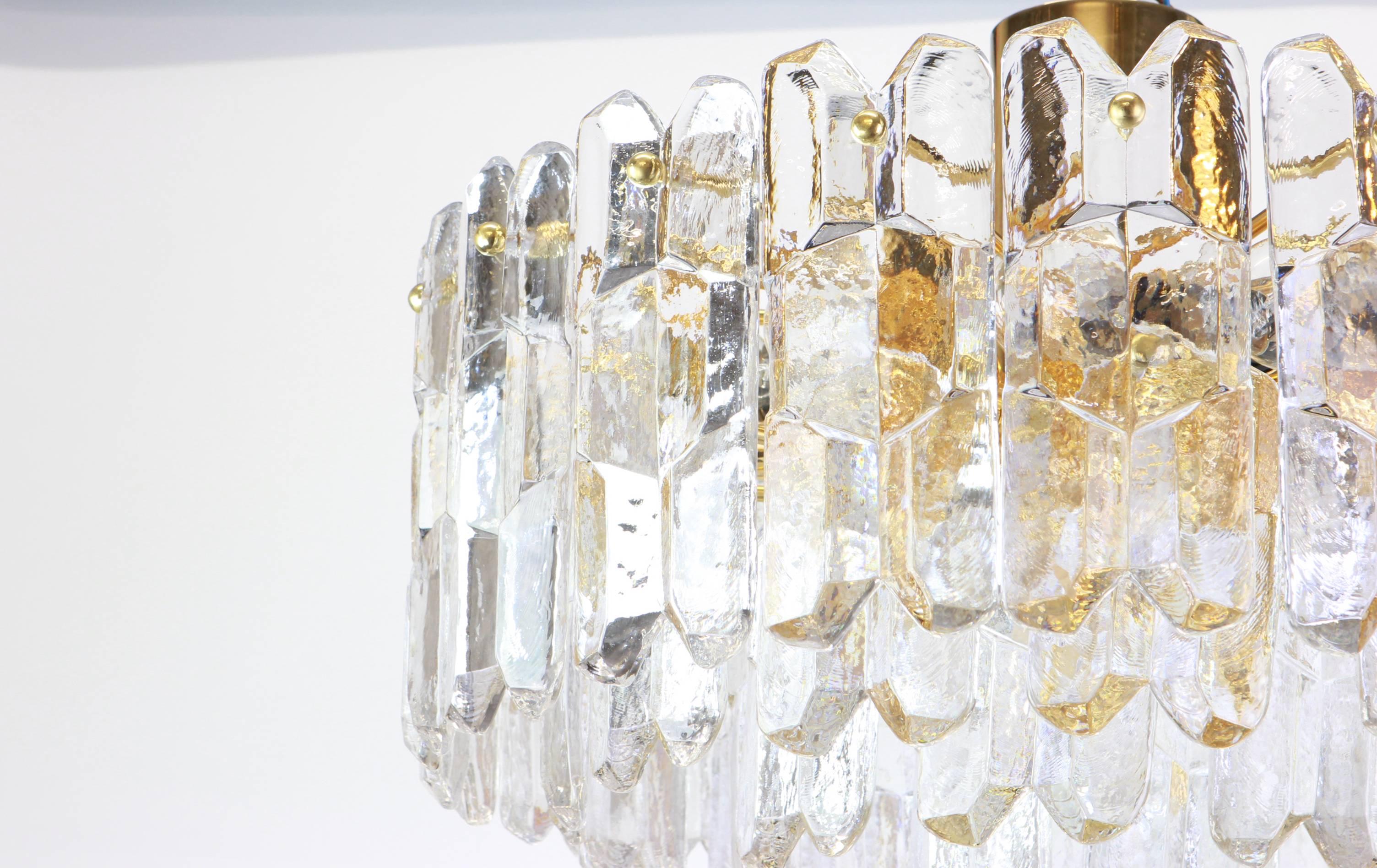 Wunderschöne Leuchte aus vergoldetem Messing von Kalmar (Serie: Palazzo), Österreich, hergestellt ca. 1970-1979.
Vier Etagen Struktur versammeln viele strukturierte Gläser, schön brechen das Licht sehr schwere Qualität.

Gereinigt, gut verkabelt