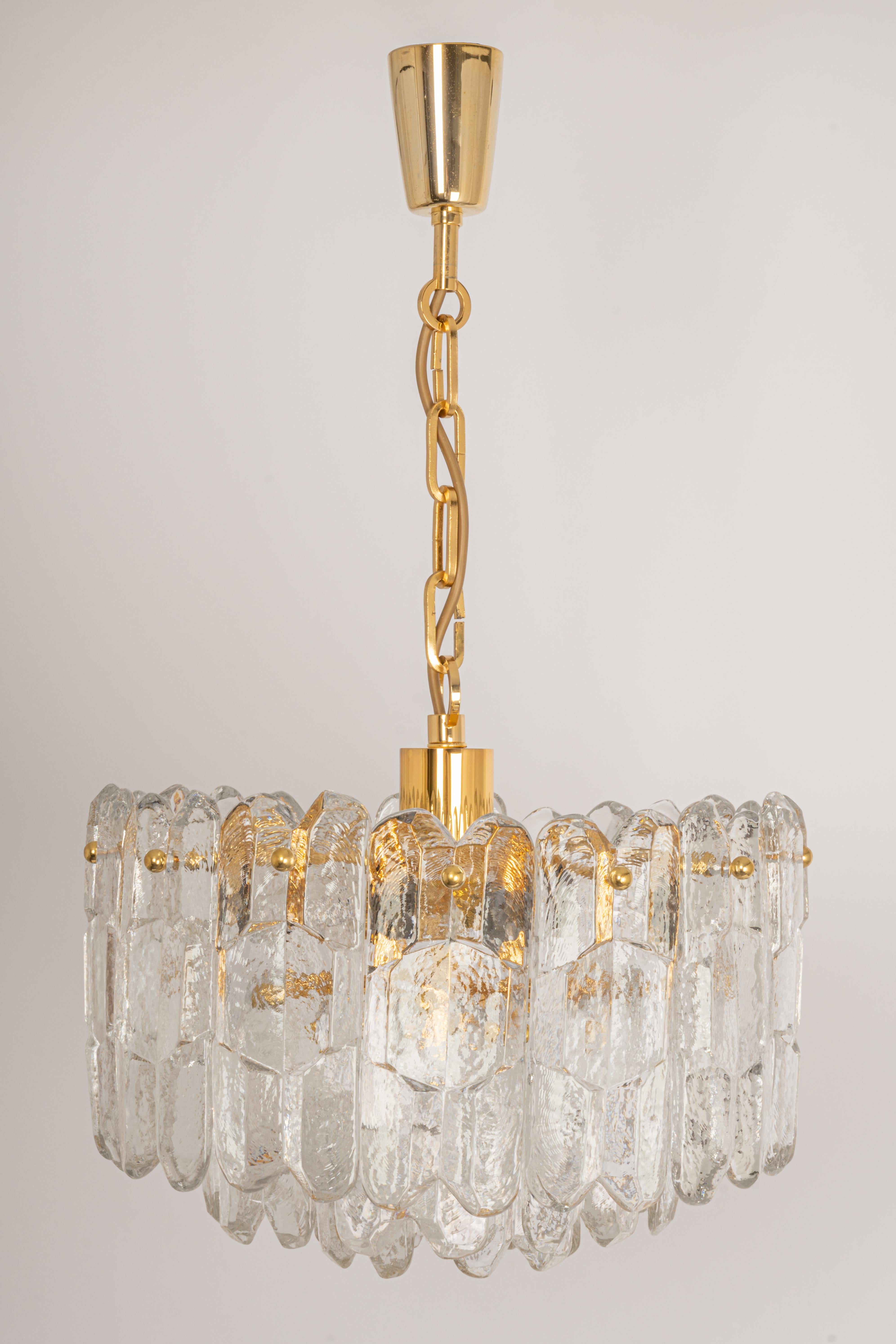Eine wunderschöne Leuchte aus vergoldetem Messing von Kalmar (Serie: Palazzo), Österreich, hergestellt ca. 1970-1979.
Drei Etagen Struktur sammeln viele strukturierte Gläser, schön Brechung des Lichts sehr schwere Qualität.

Hochwertig und in
