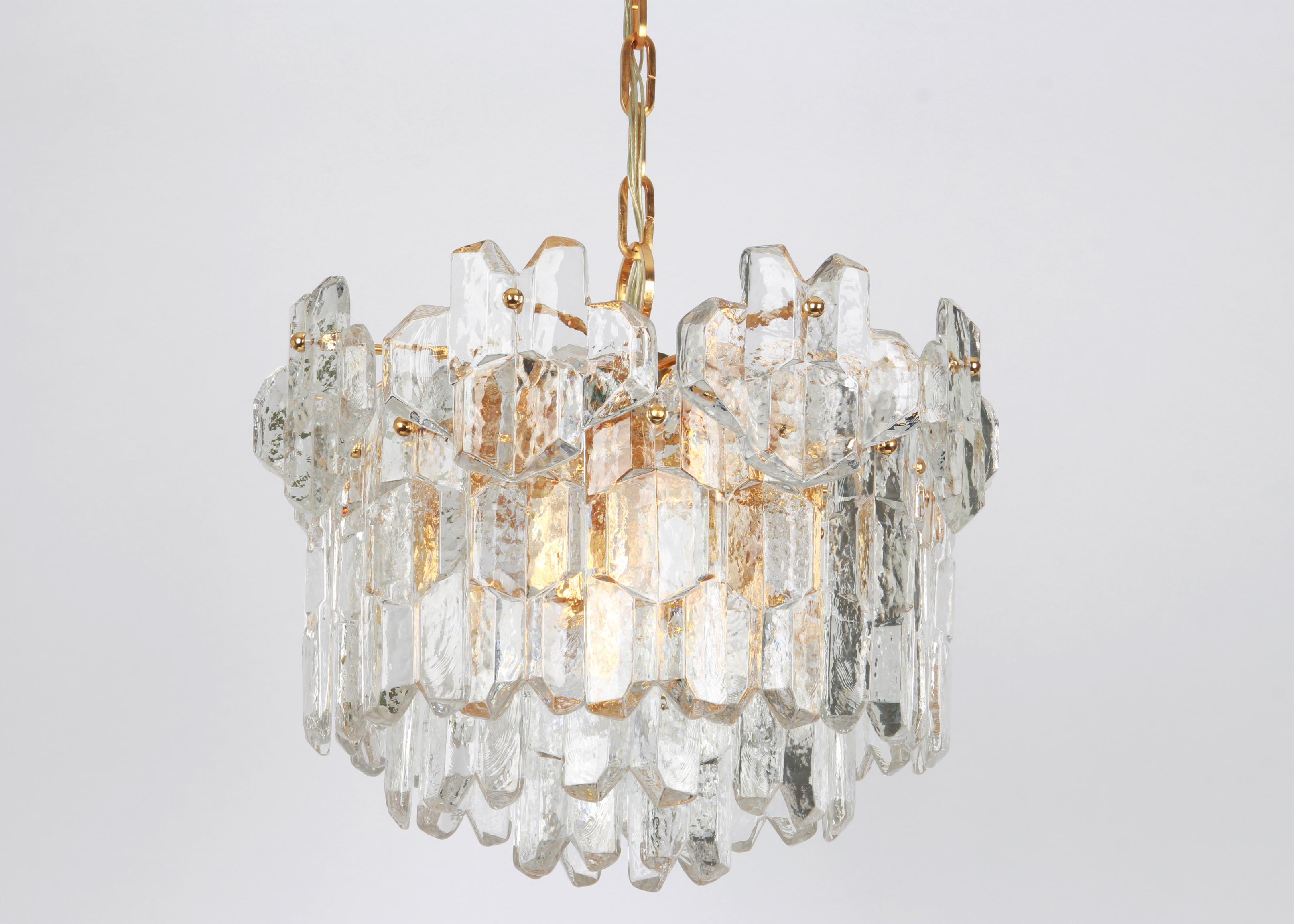 Splendido lampadario in ottone dorato che comprende pezzi di vetro di Murano in cristallo su una struttura in ottone dorato. È stato prodotto da Kalmar (Serie: Palazzo), Austria, circa 1970-1979.

Struttura a 4 livelli che raccoglie molti
