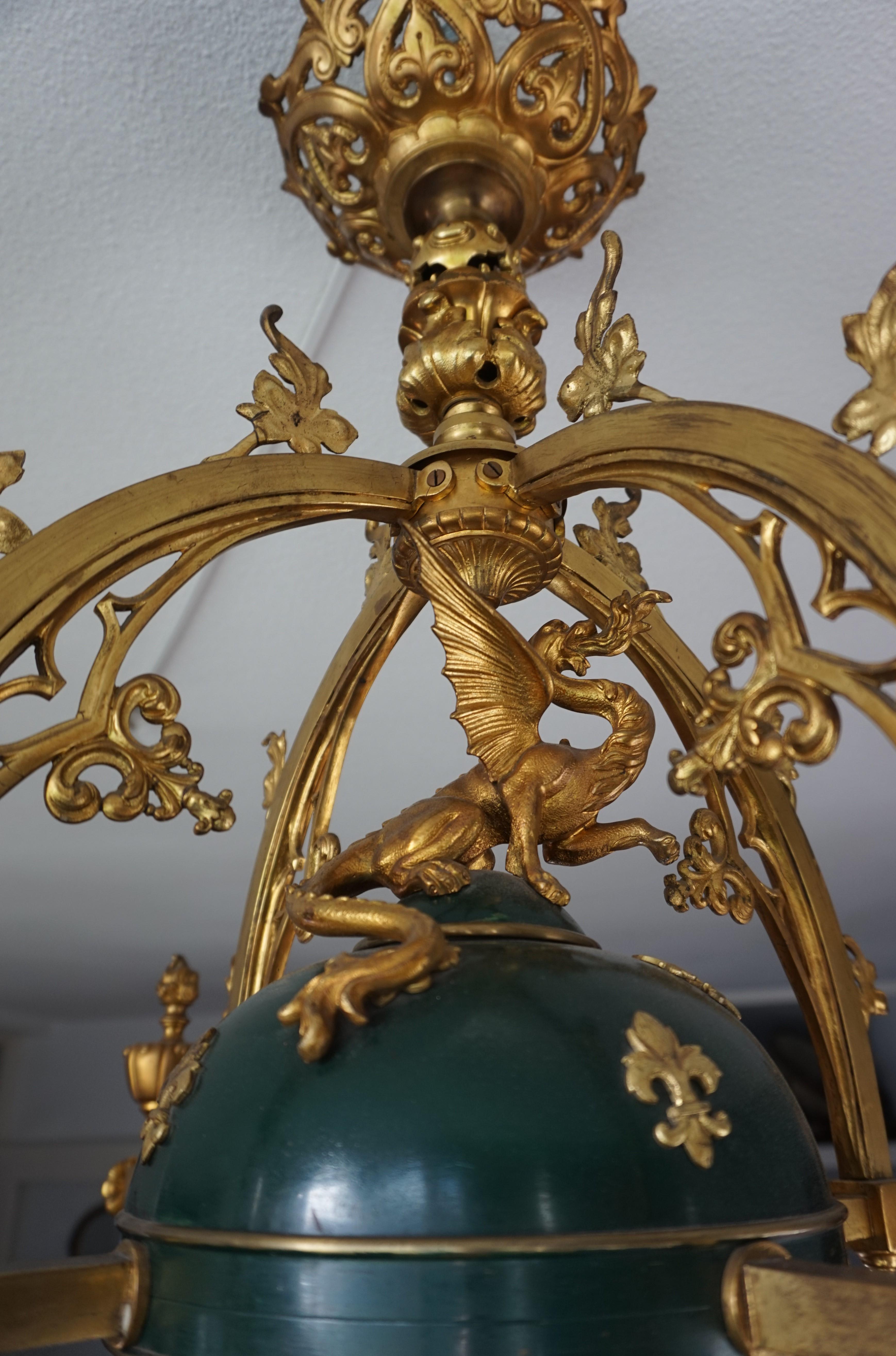 Impresionante lámpara de araña de bronce dorado de renacimiento gótico c. Escultura de dragón y pantalla de cristal 2