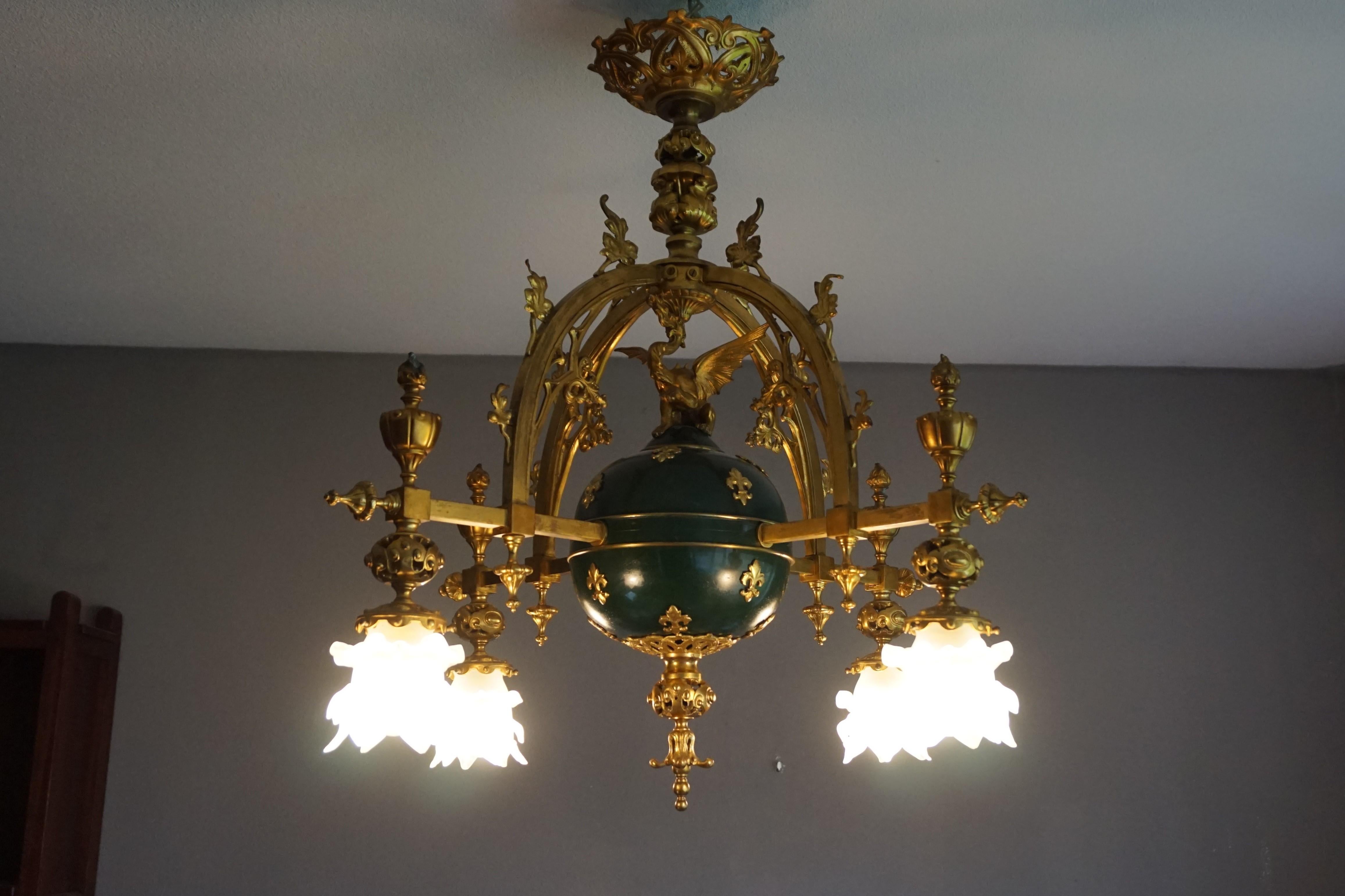 Impresionante lámpara de araña de bronce dorado de renacimiento gótico c. Escultura de dragón y pantalla de cristal 11