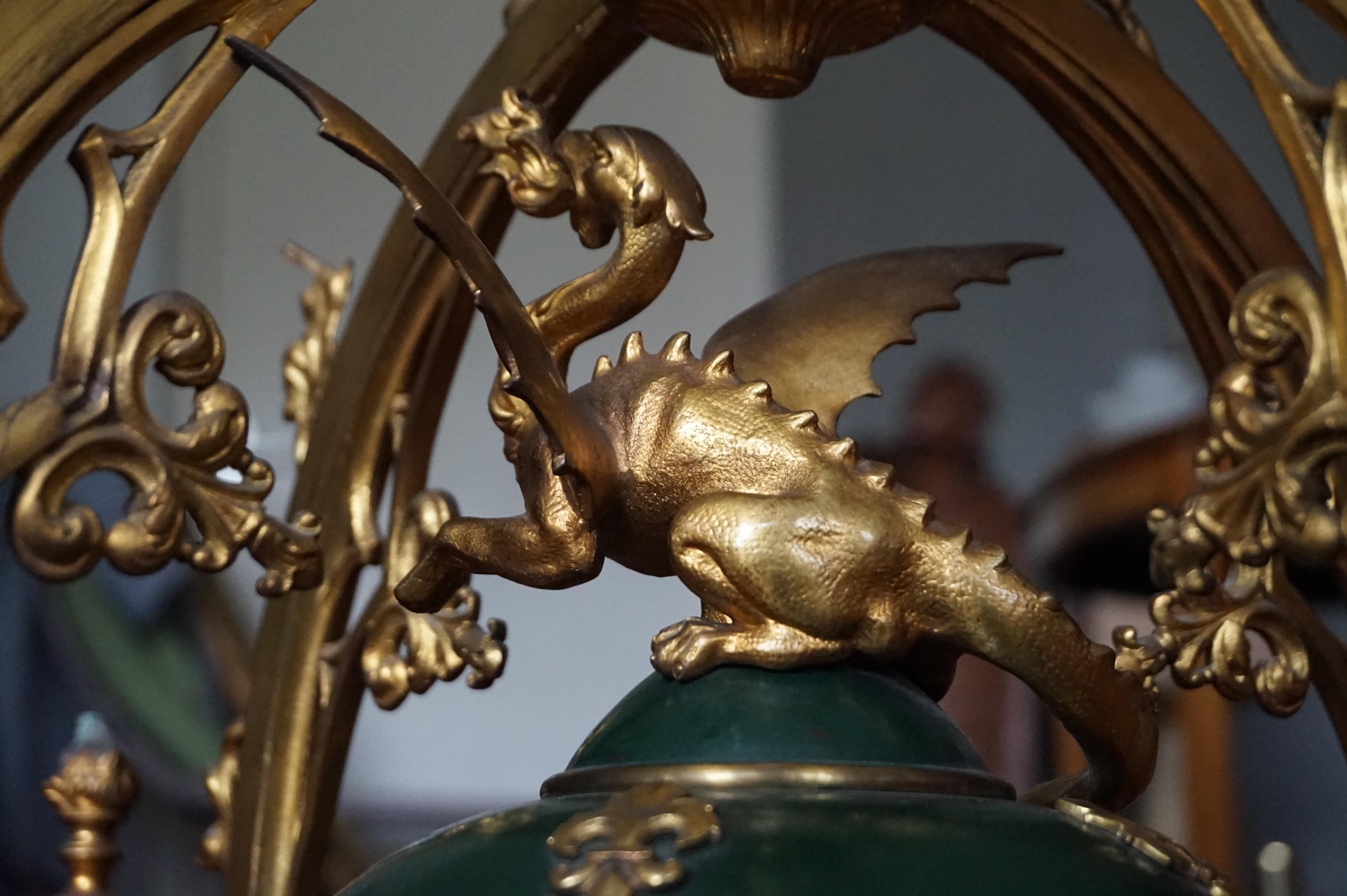 Néo-gothique Superbe lustre en bronze doré de style Revive gothique avec. Sculpture de dragon et abat-jour en verre en vente