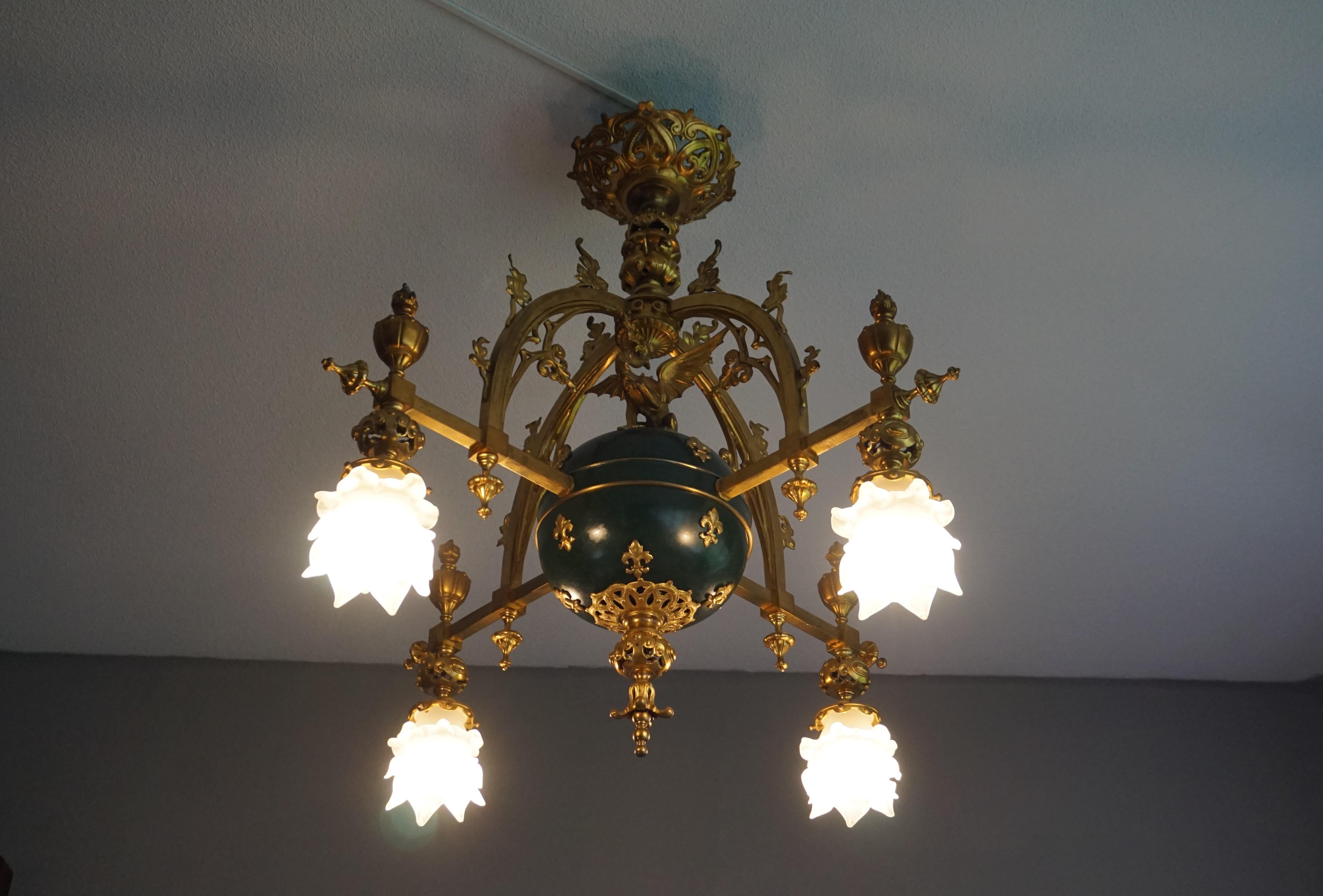 Doré Superbe lustre en bronze doré de style Revive gothique avec. Sculpture de dragon et abat-jour en verre en vente