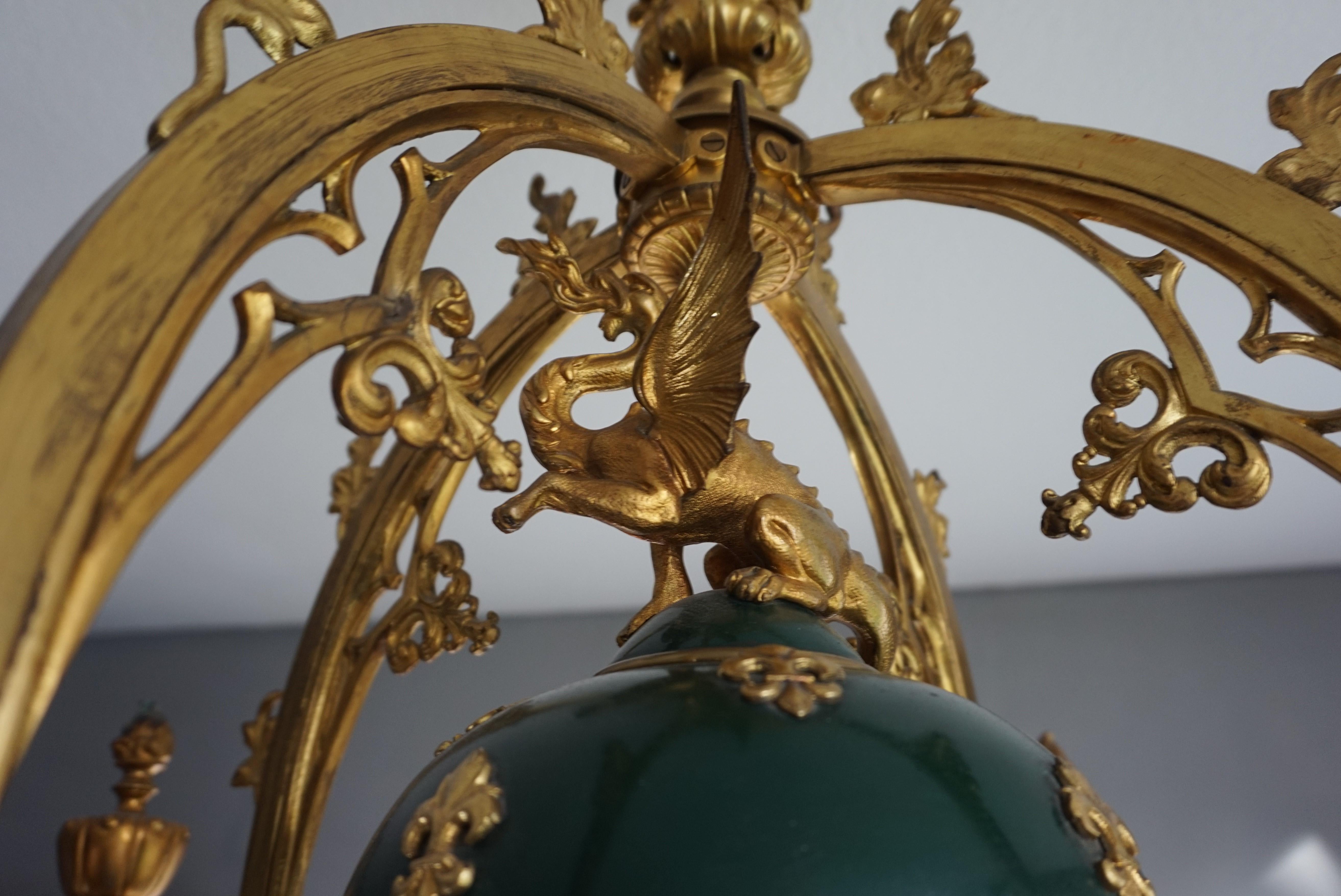 Impresionante lámpara de araña de bronce dorado de renacimiento gótico c. Escultura de dragón y pantalla de cristal Latón