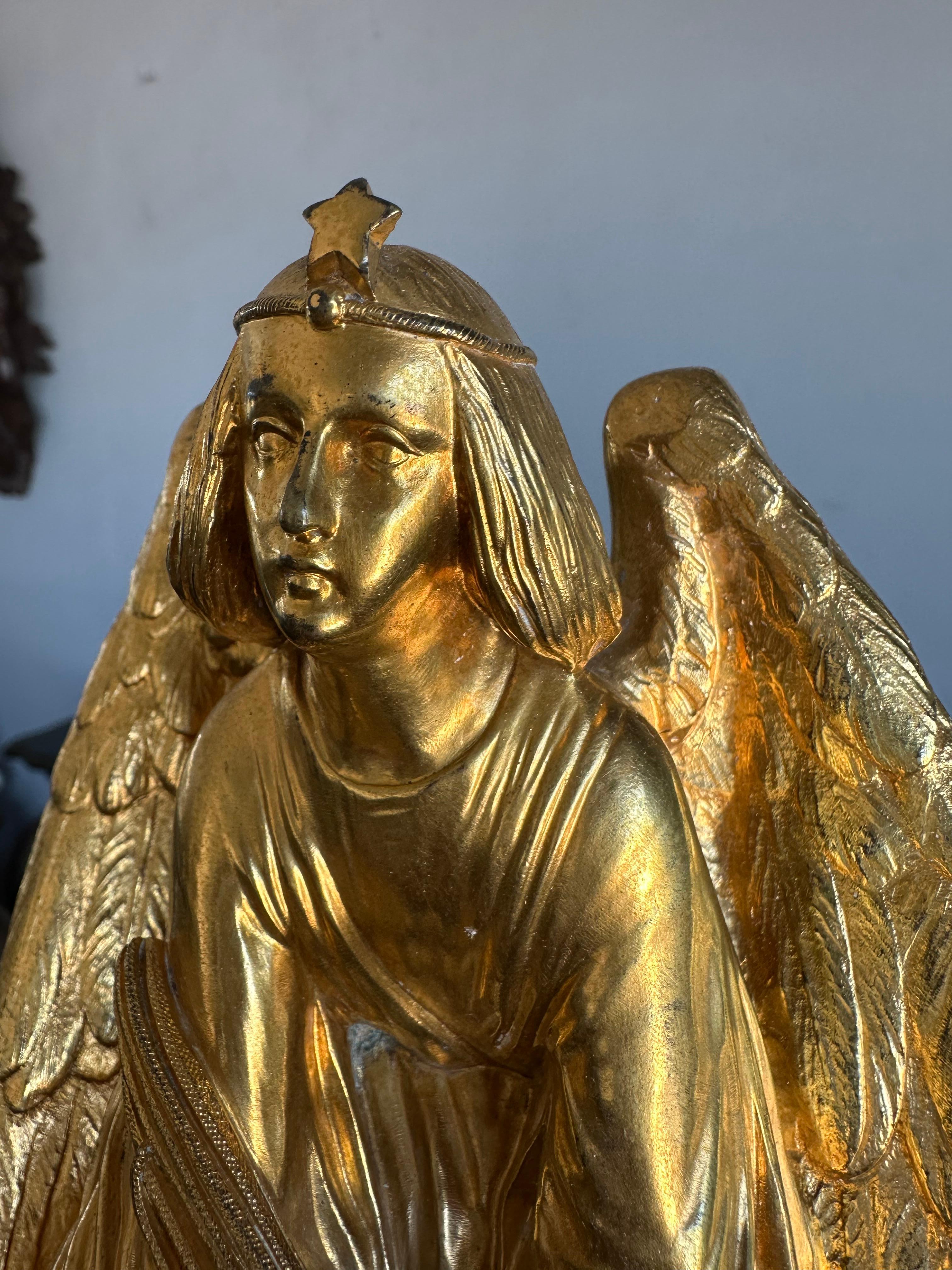 Vergoldete Bronze Gothic Revive Tischuhr w. Engel der Erde - Skulptur von Devaulx Paris im Angebot 3