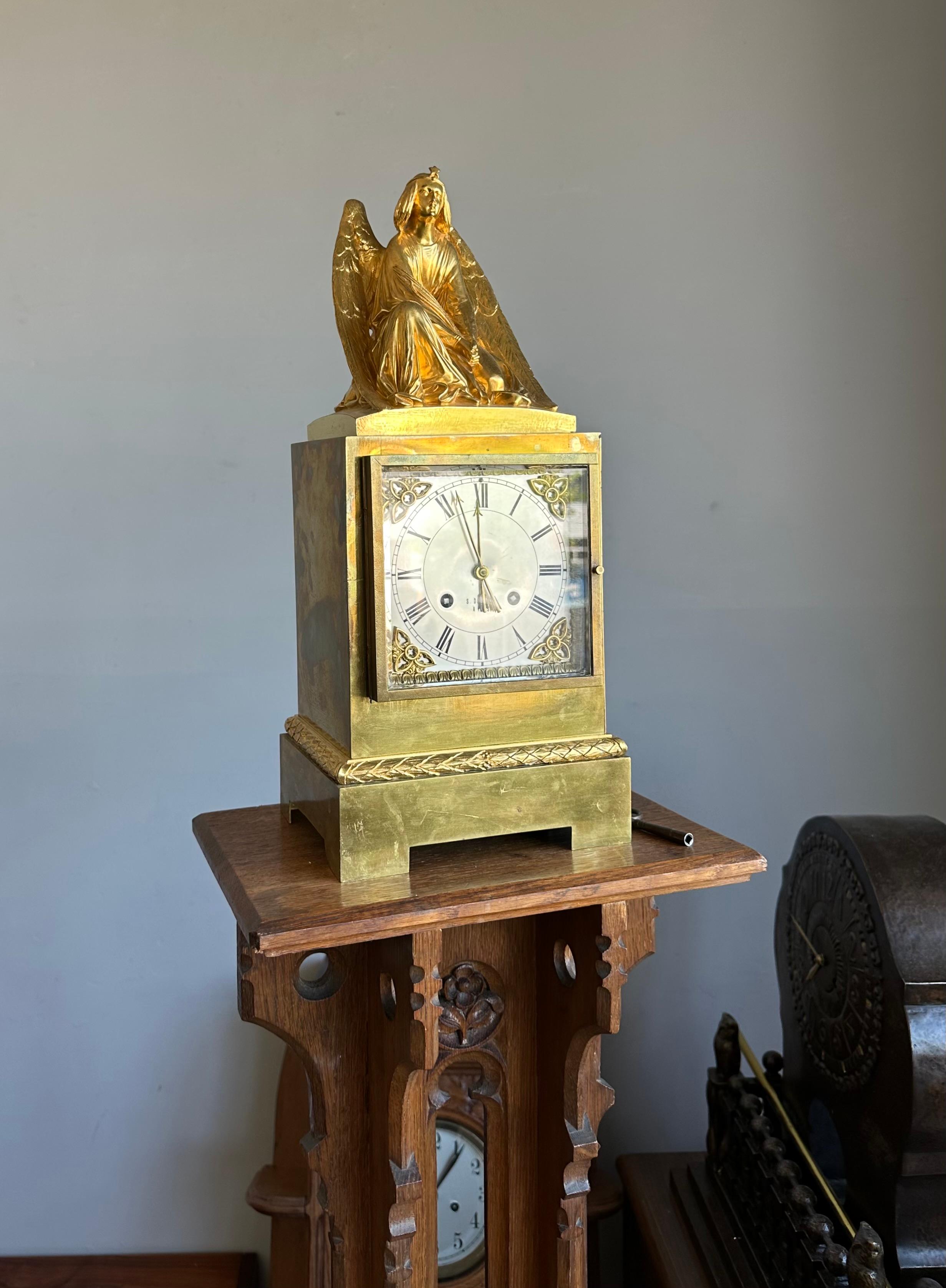 Vergoldete Bronze Gothic Revive Tischuhr w. Engel der Erde - Skulptur von Devaulx Paris im Angebot 6