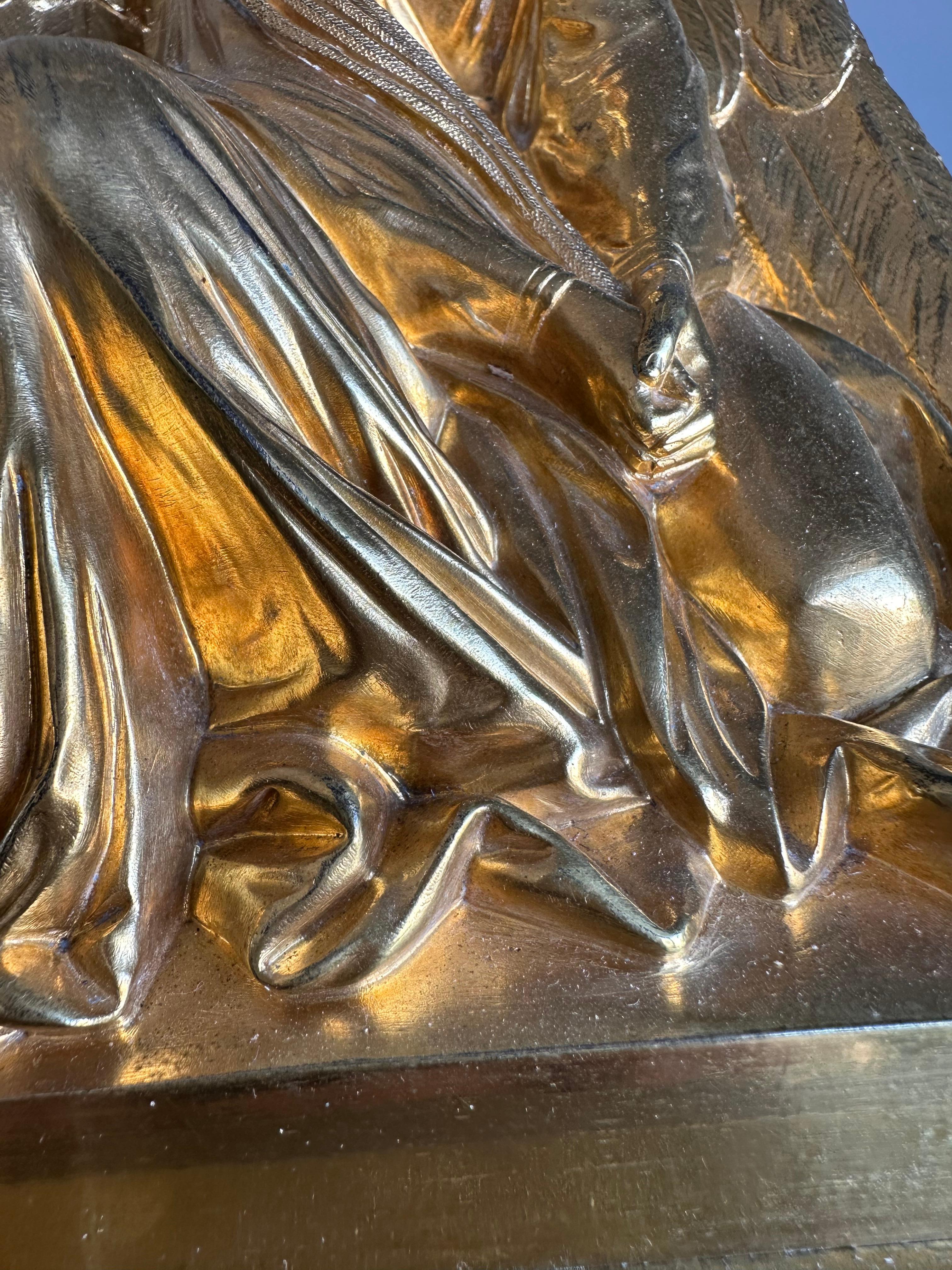 Vergoldete Bronze Gothic Revive Tischuhr w. Engel der Erde - Skulptur von Devaulx Paris im Angebot 4