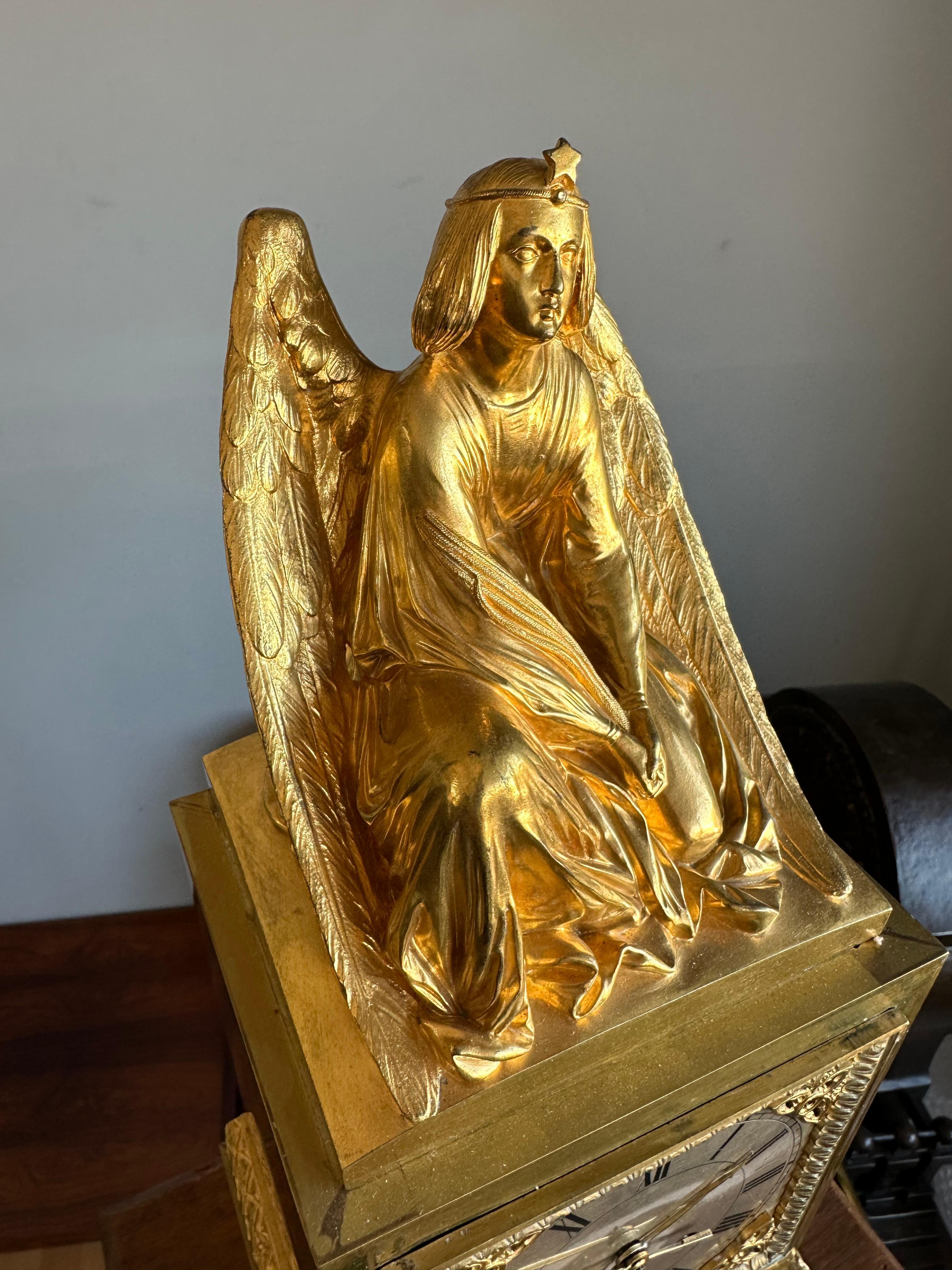 Vergoldete Bronze Gothic Revive Tischuhr w. Engel der Erde - Skulptur von Devaulx Paris im Angebot 12