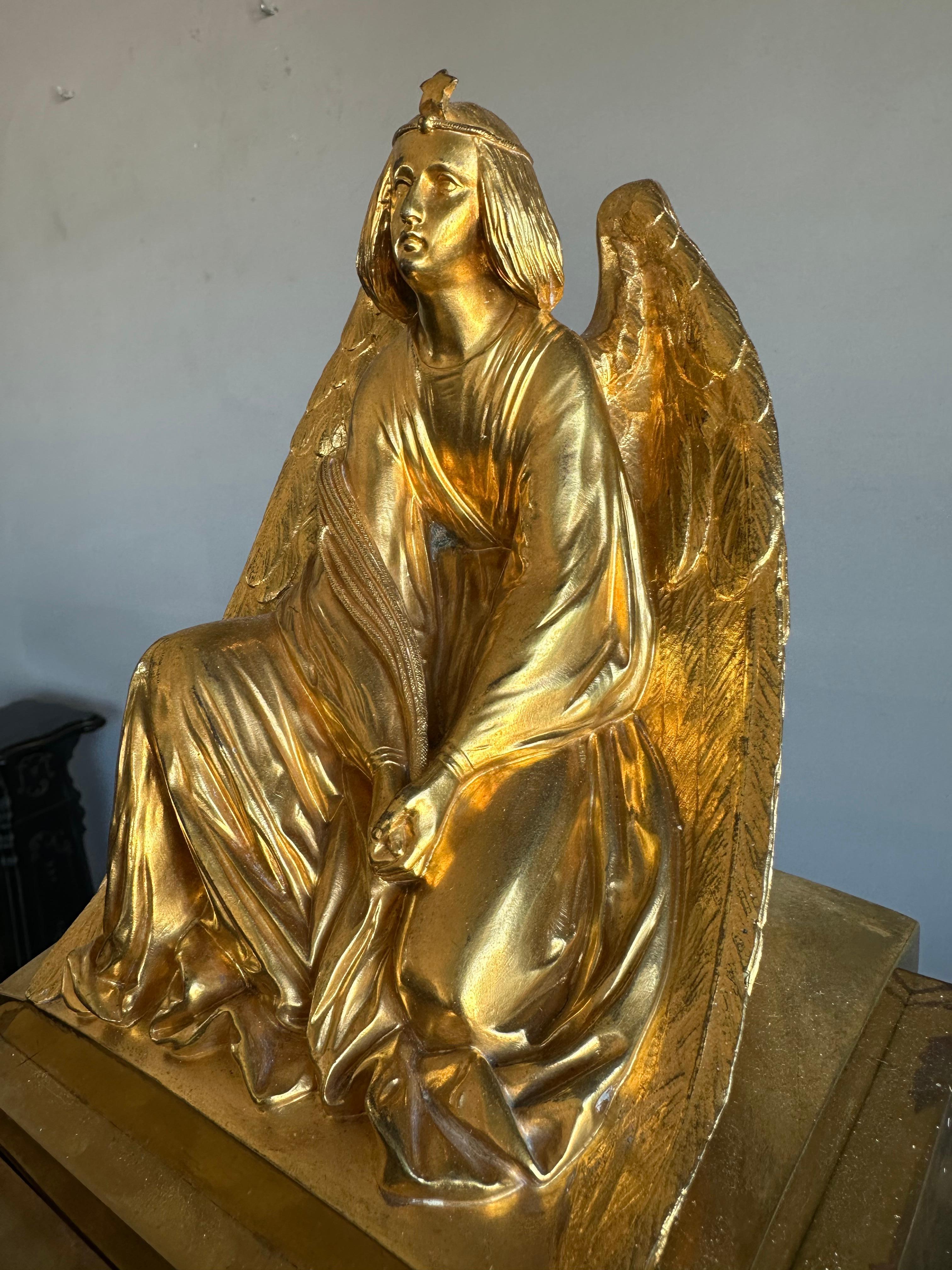 Vergoldete Bronze Gothic Revive Tischuhr w. Engel der Erde - Skulptur von Devaulx Paris (Neugotik) im Angebot