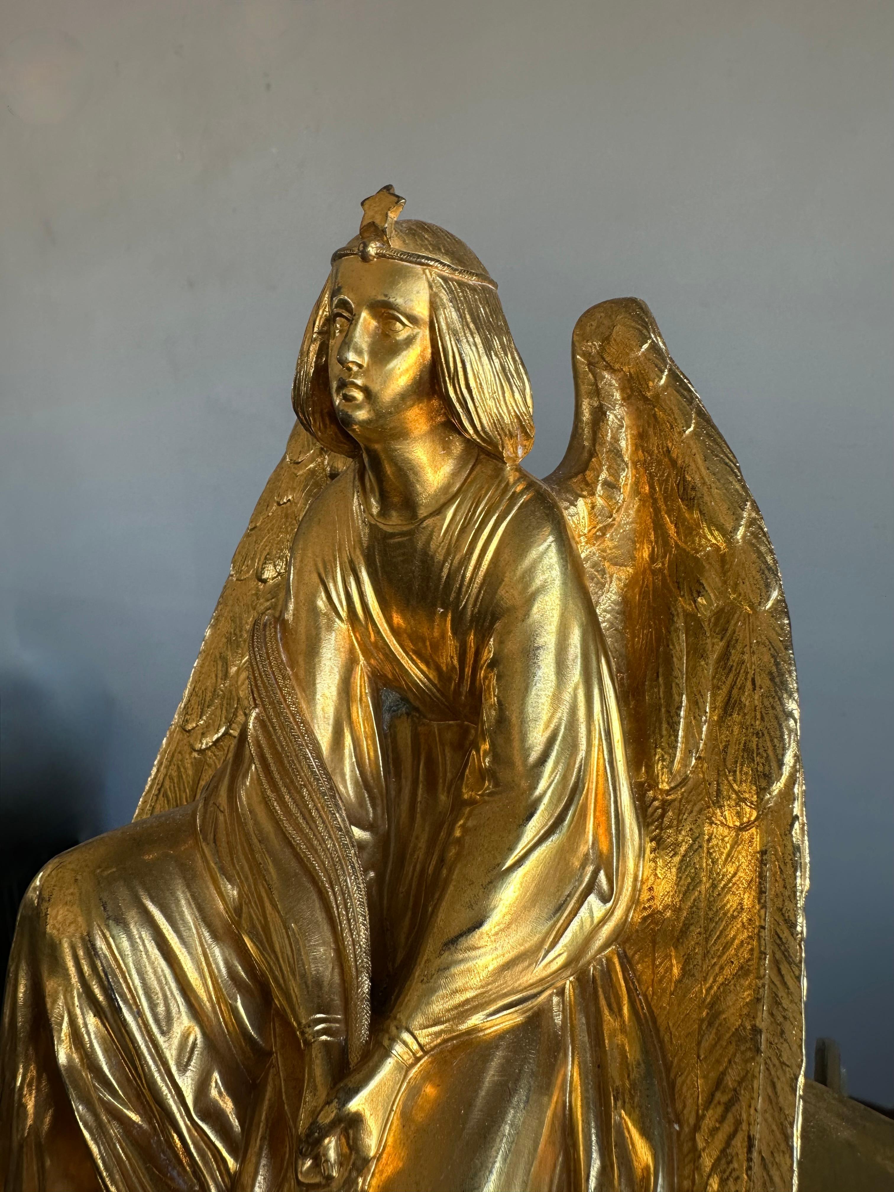 Vergoldete Bronze Gothic Revive Tischuhr w. Engel der Erde - Skulptur von Devaulx Paris (Französisch) im Angebot