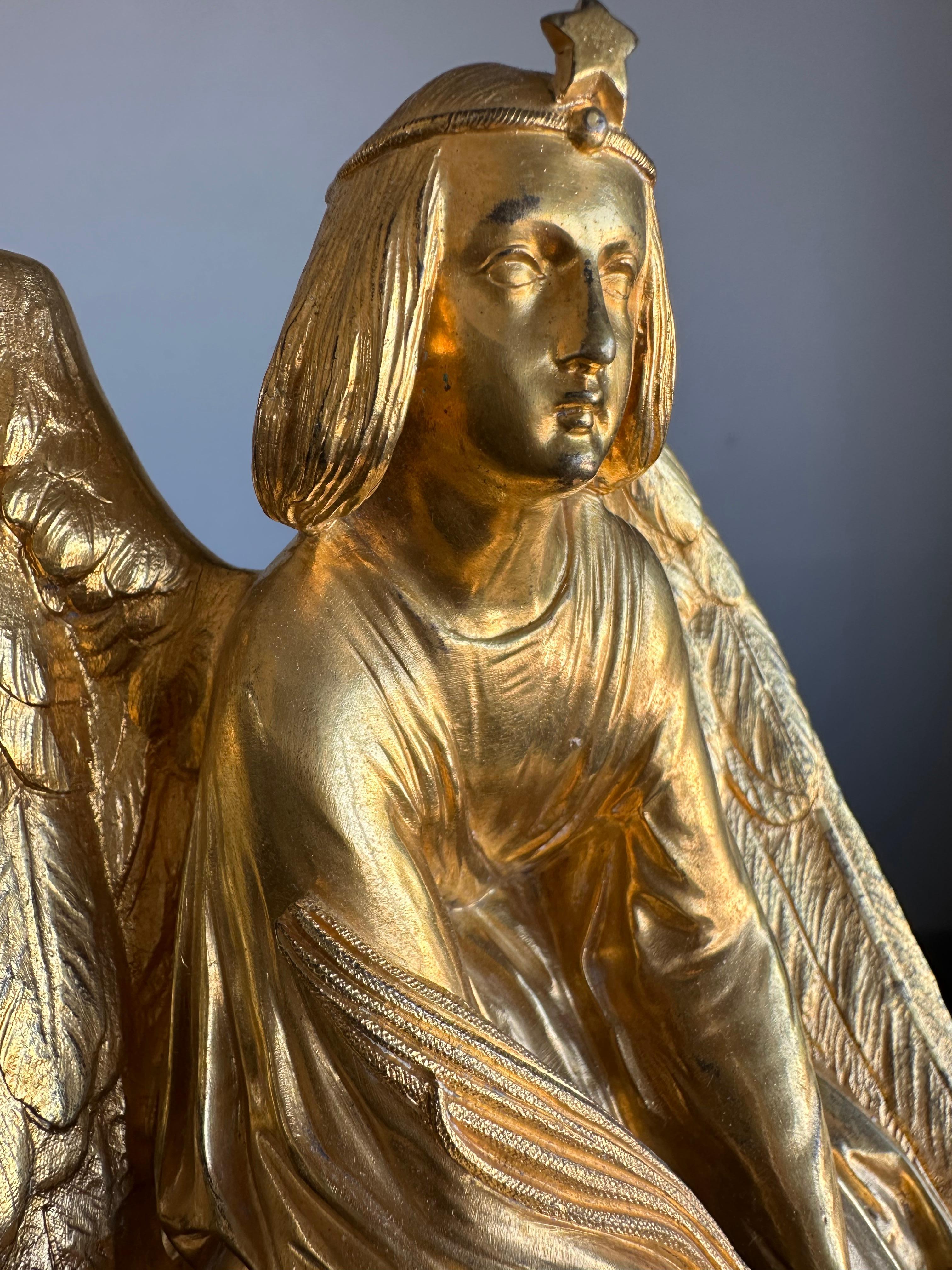 Vergoldete Bronze Gothic Revive Tischuhr w. Engel der Erde - Skulptur von Devaulx Paris im Angebot 2