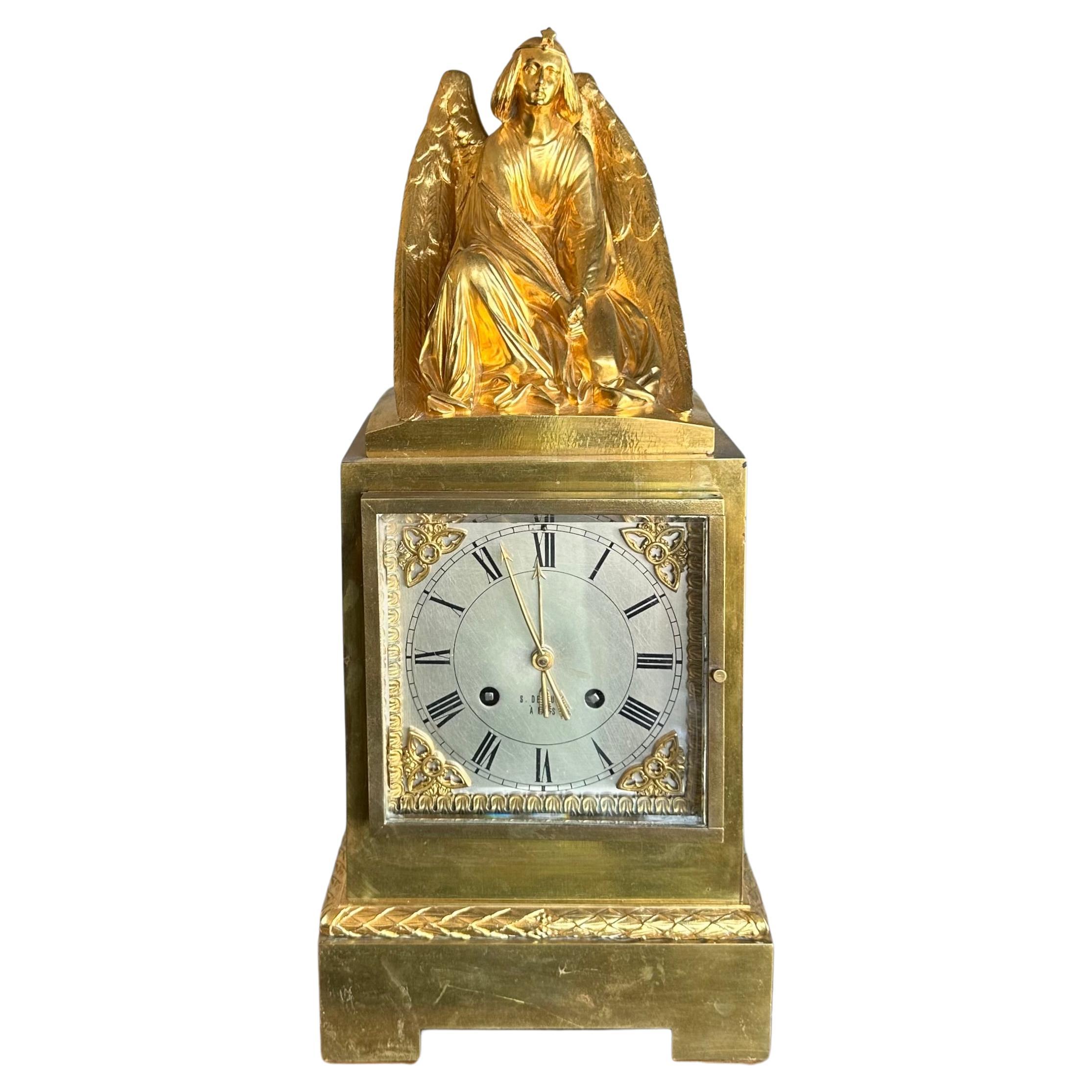 Reloj de sobremesa gótico de bronce dorado c. Escultura Ángel de la Tierra de Devaulx Paris