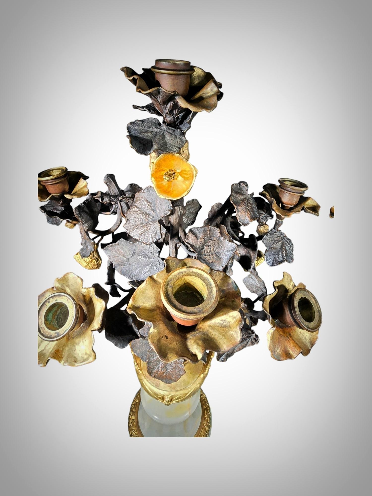 Splendidi vasi in bronzo dorato con fiori, forse italiani del XIX secolo in vendita 7