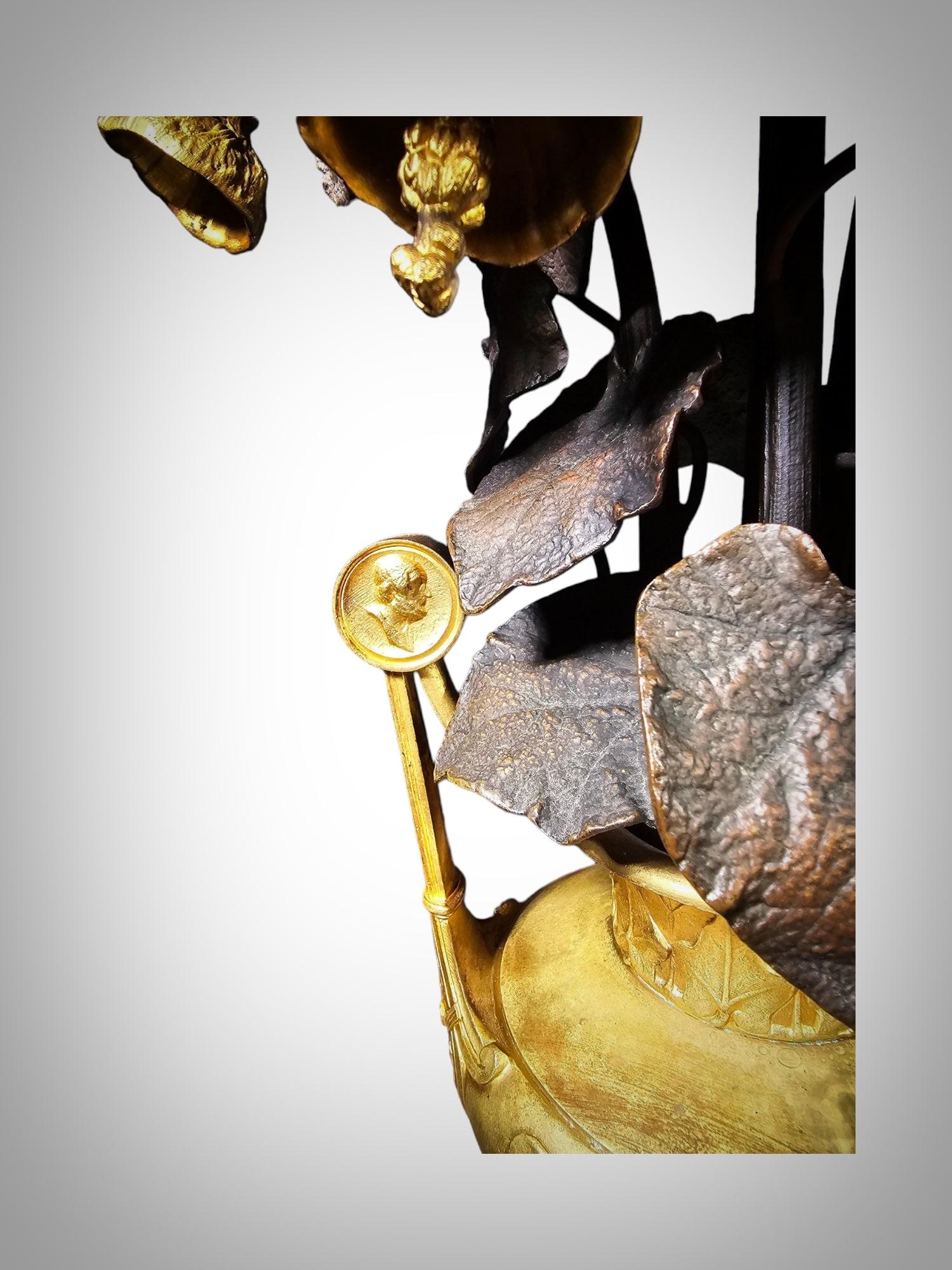 Splendidi vasi in bronzo dorato con fiori, forse italiani del XIX secolo in vendita 8