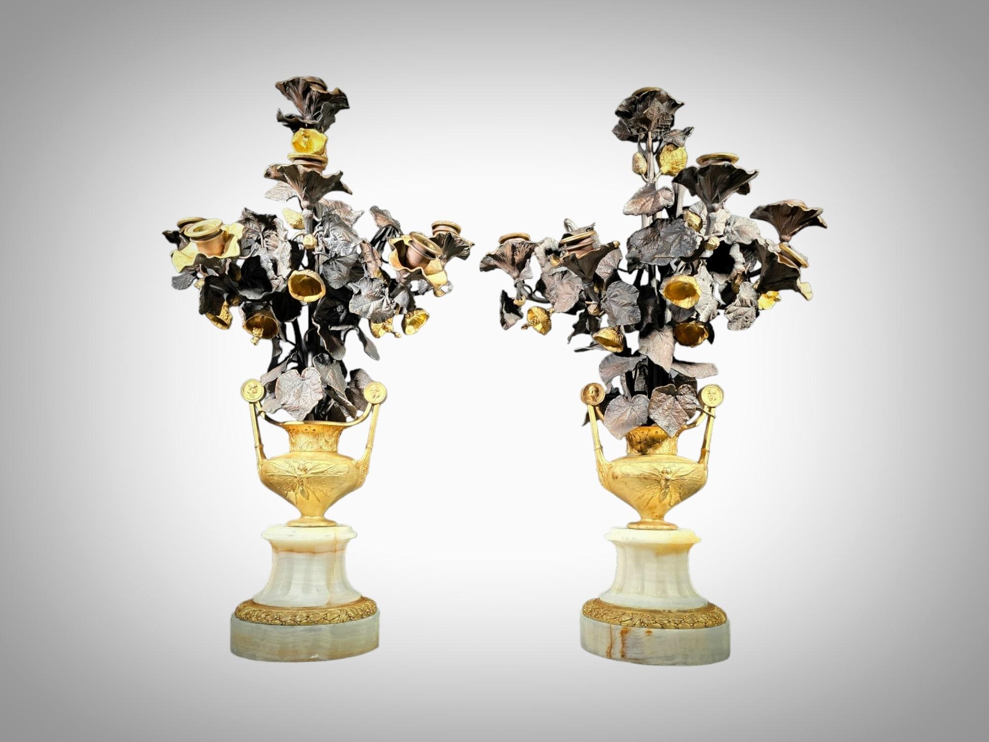 Splendidi vasi in bronzo dorato con fiori, forse italiani del XIX secolo in vendita 10