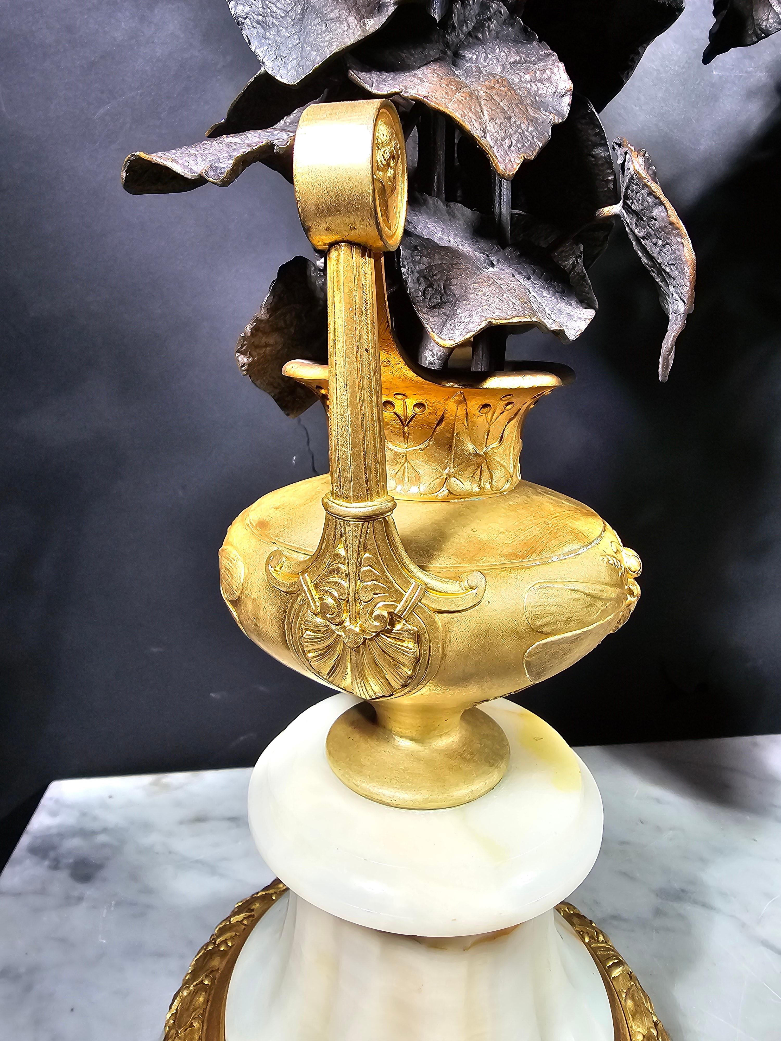 Metà XIX secolo Splendidi vasi in bronzo dorato con fiori, forse italiani del XIX secolo in vendita