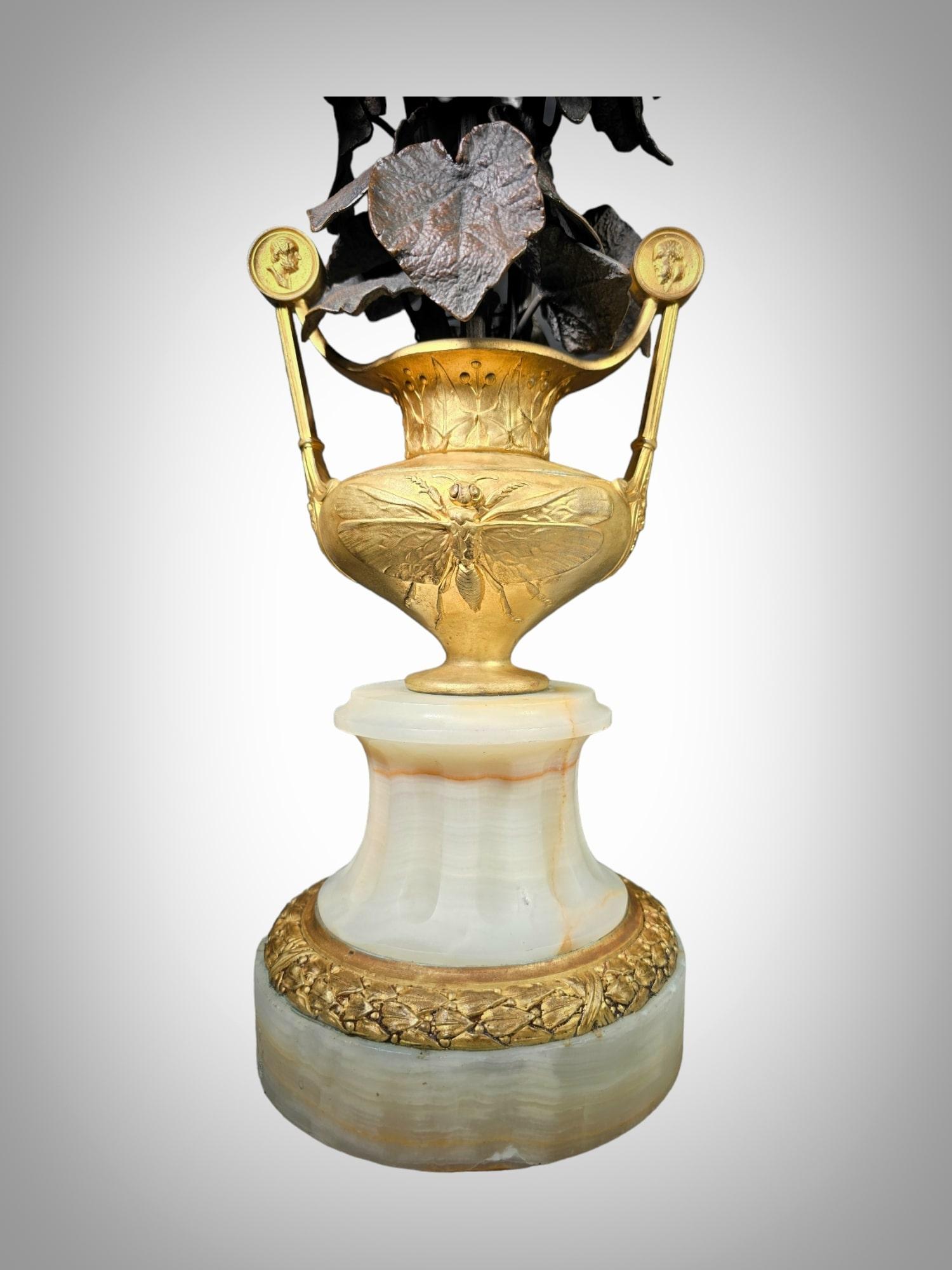 Bronzo Splendidi vasi in bronzo dorato con fiori, forse italiani del XIX secolo in vendita