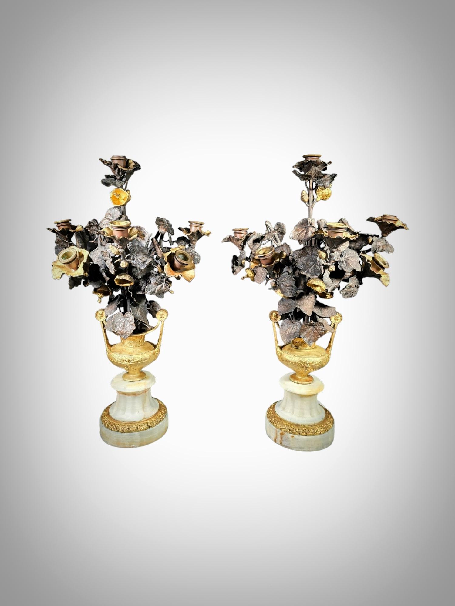 Splendidi vasi in bronzo dorato con fiori, forse italiani del XIX secolo in vendita 1