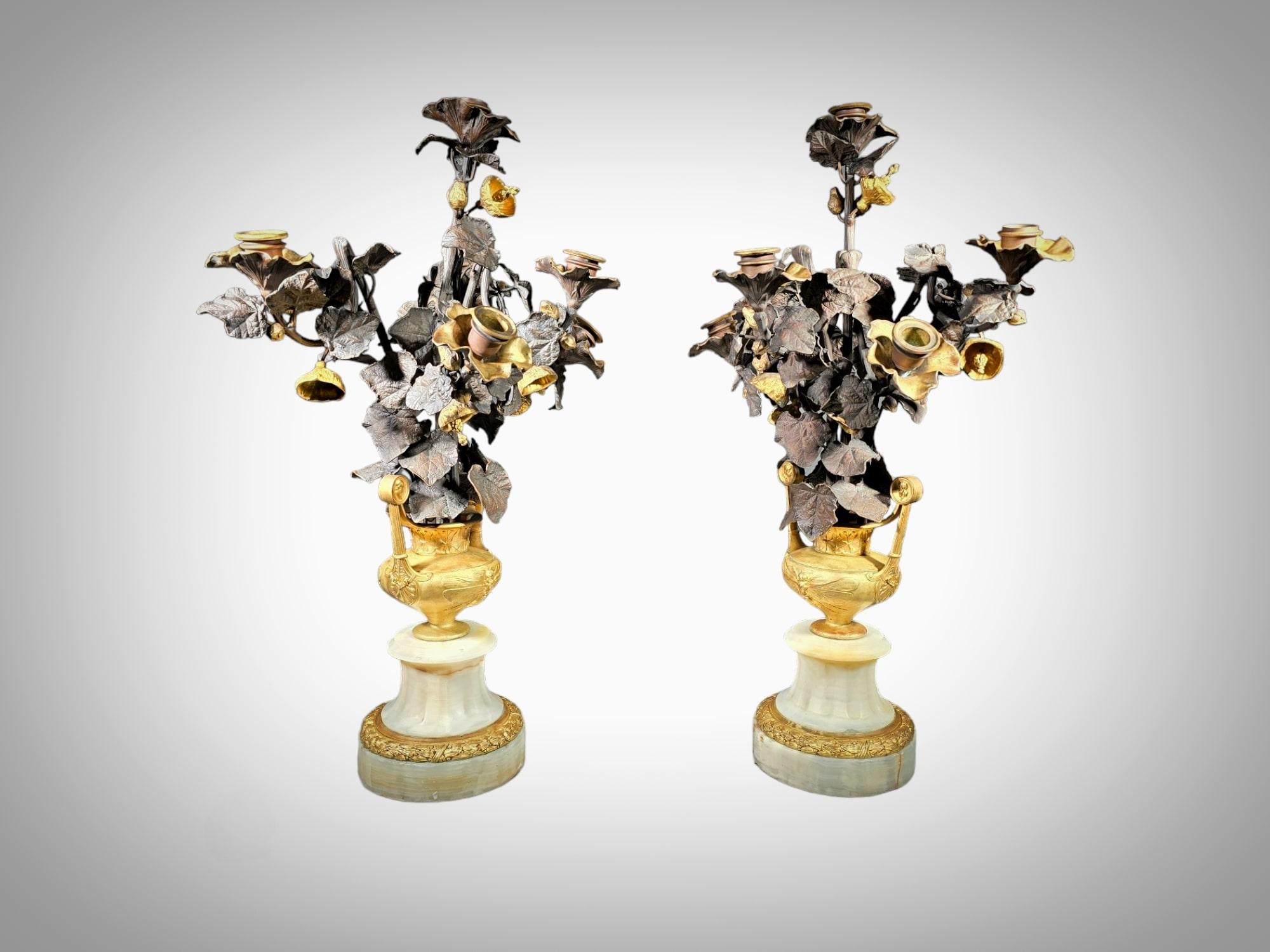 Splendidi vasi in bronzo dorato con fiori, forse italiani del XIX secolo in vendita 3