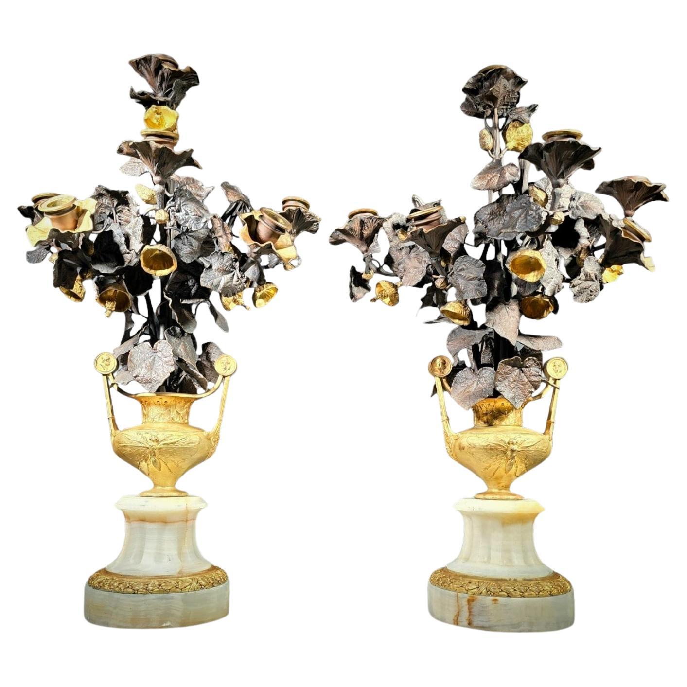 Splendidi vasi in bronzo dorato con fiori, forse italiani del XIX secolo in vendita