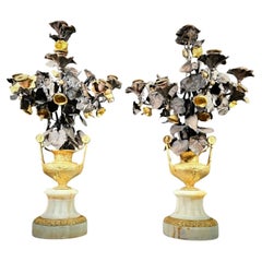 Atemberaubende Vasen aus vergoldeter Bronze mit Blumen, möglicherweise italienisch, aus dem 19. Jahrhundert