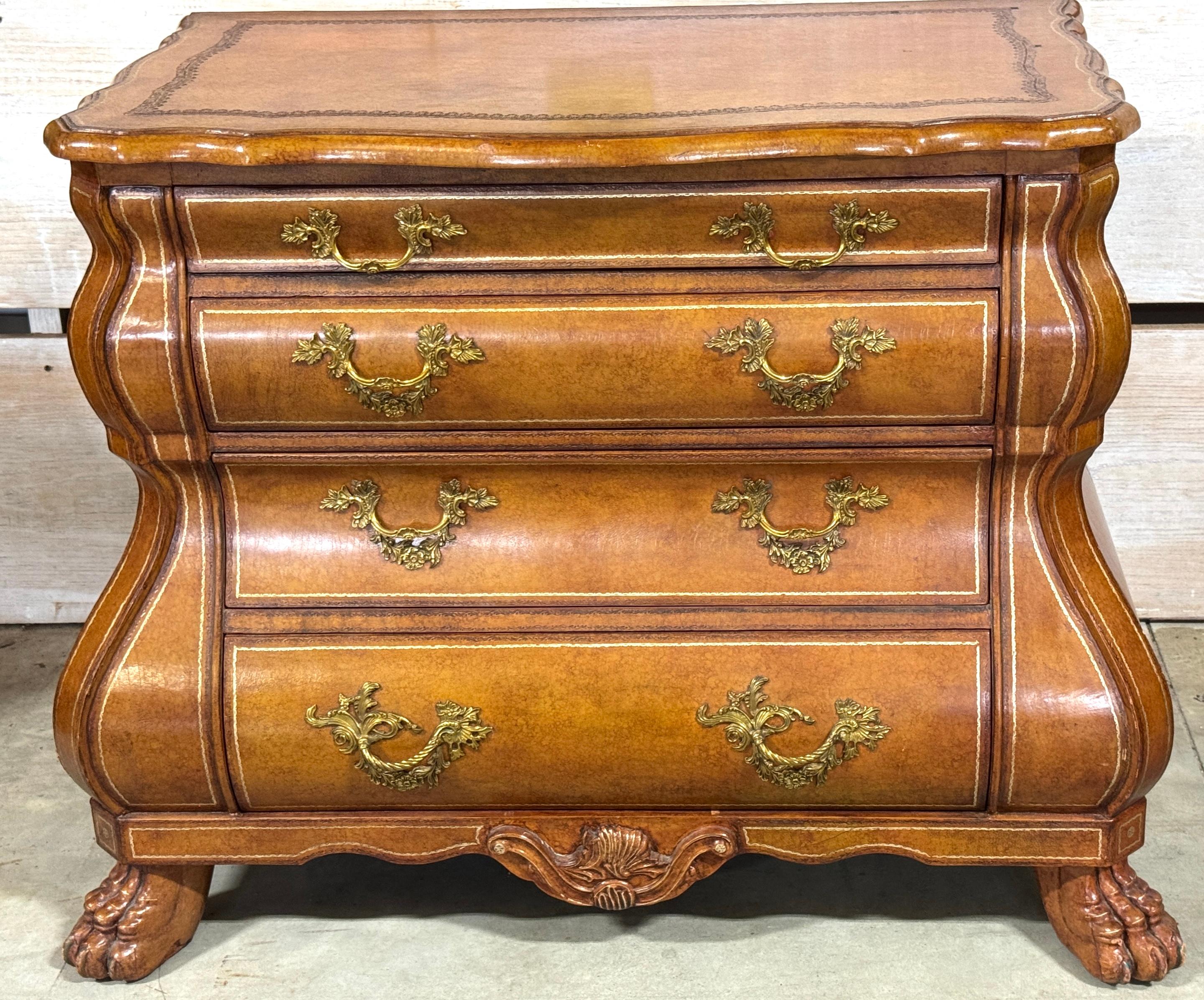 Maravillosa cómoda neoclásica de cuero dorado y estampado de Maitland Smith

Este impresionante baúl neoclásico de cuero dorado y labrado, obra de Maitland Smith, destaca por su excepcional elaboración y su diseño atemporal. Con su silueta de
